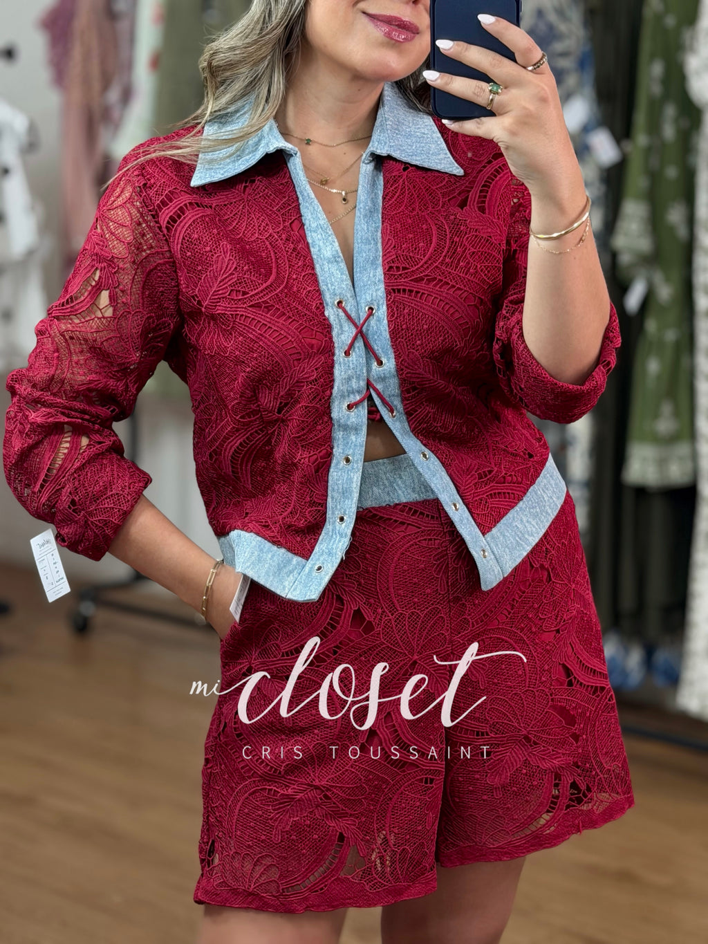 CONJUNTO DE SHORT CON CHAMARRITA, CALADO, DOBLE TEXTURA, CON FORRO Y AGUJETA AJUSTABLE EN SOLAPA
