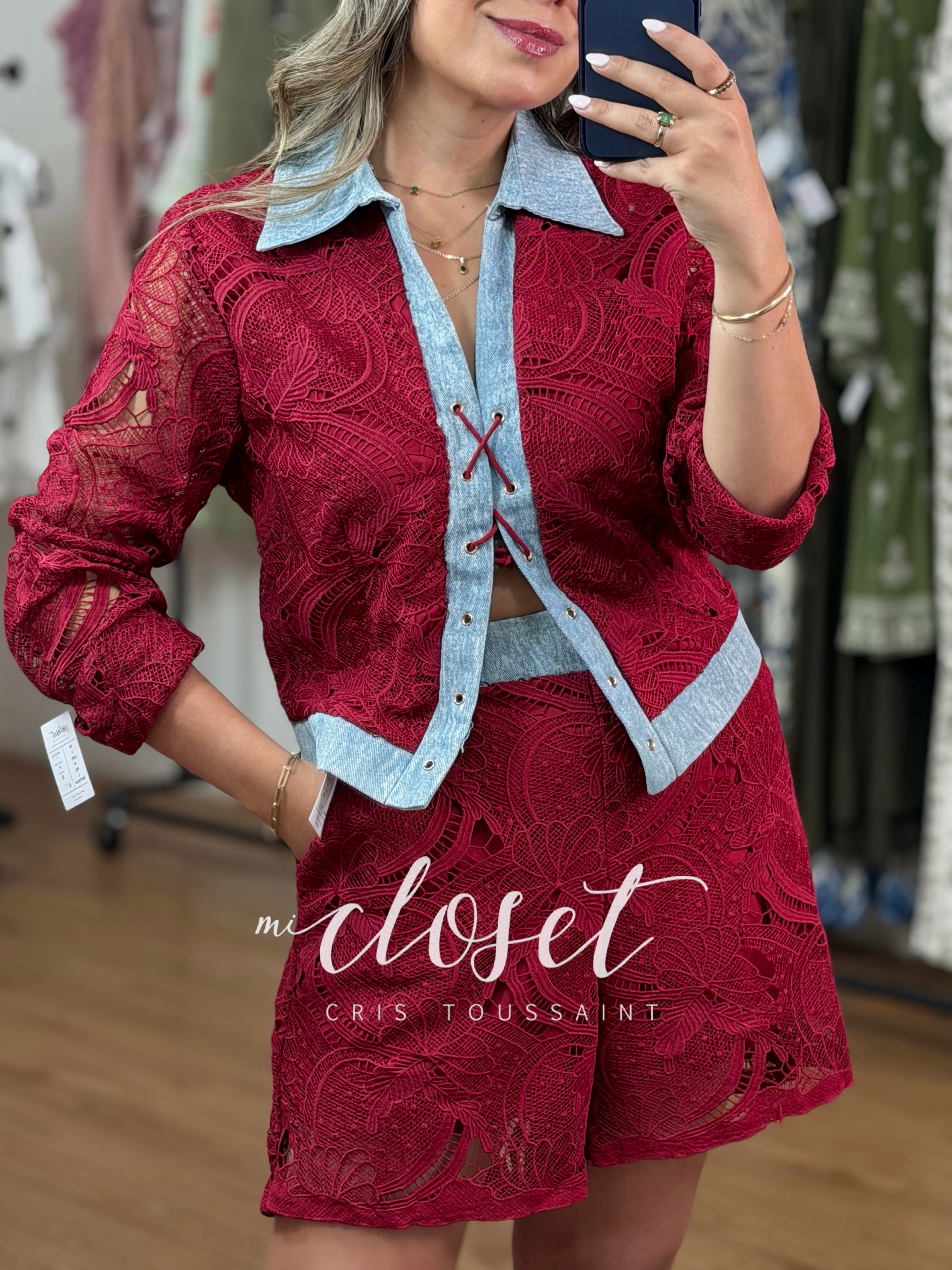 CONJUNTO DE SHORT CON CHAMARRITA, CALADO, DOBLE TEXTURA, CON FORRO Y AGUJETA AJUSTABLE EN SOLAPA