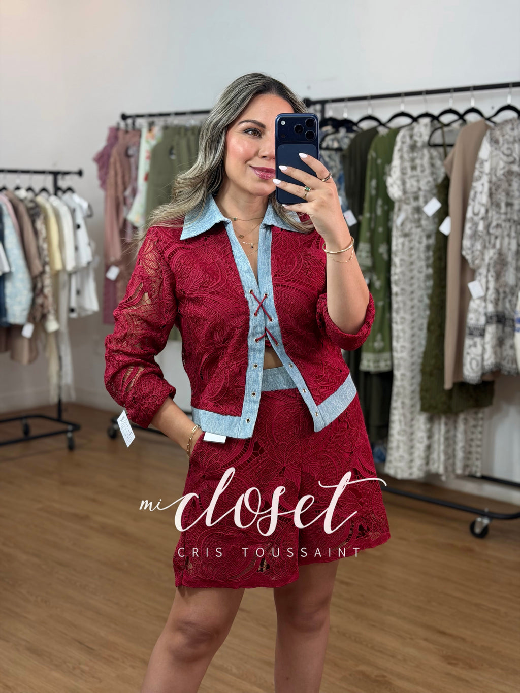 CONJUNTO DE SHORT CON CHAMARRITA, CALADO, DOBLE TEXTURA, CON FORRO Y AGUJETA AJUSTABLE EN SOLAPA
