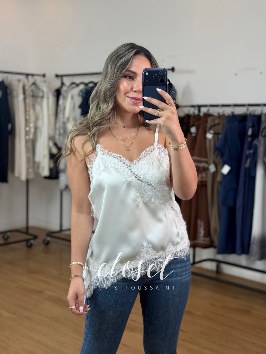 BLUSA DE TIRANTES SATINADA, CON DETALLES BORDADOS Y ENCAJE