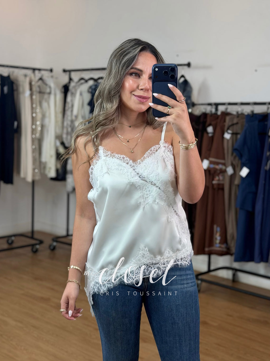 BLUSA DE TIRANTES SATINADA, CON DETALLES BORDADOS Y ENCAJE