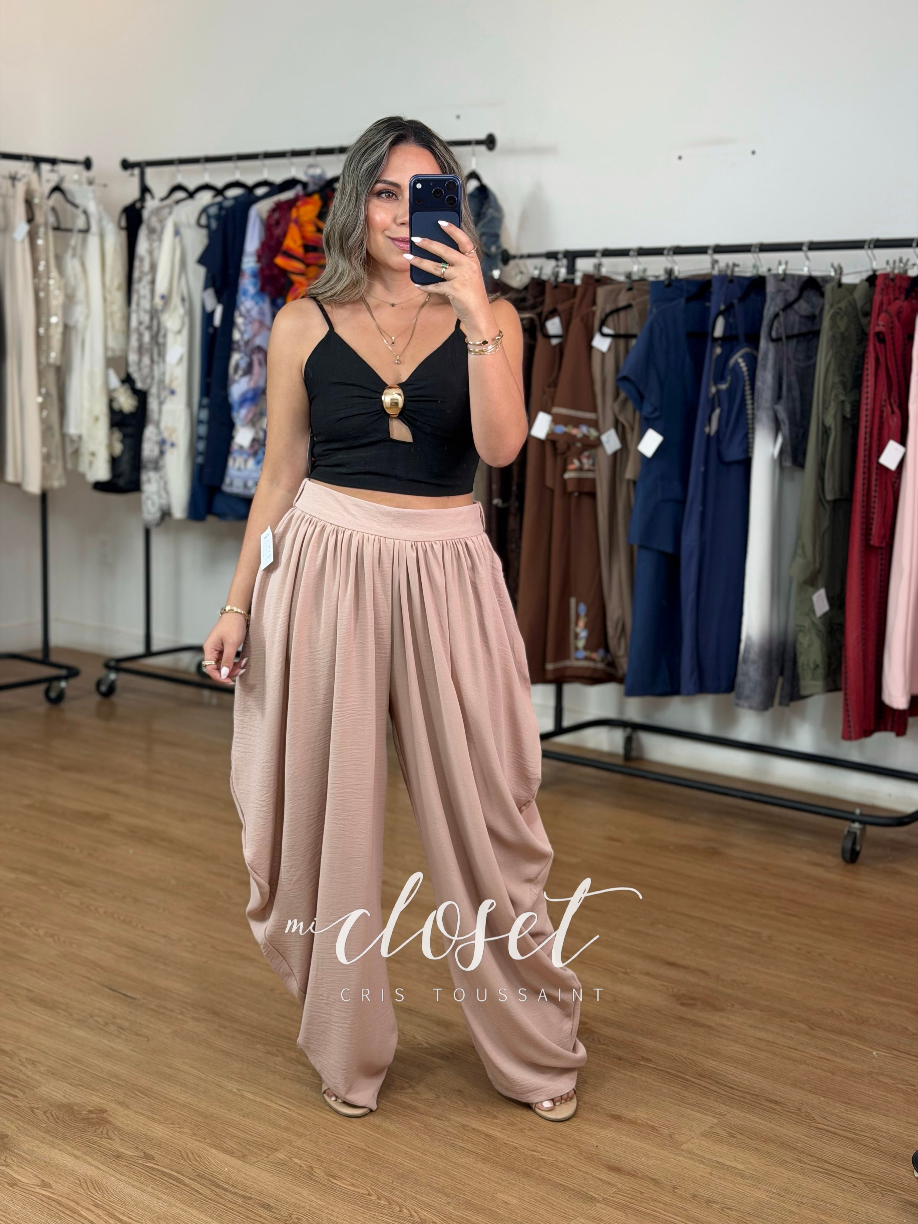 PANTALÓN BARREL TIPO GLOBO CON PINZAS EN CINTURA