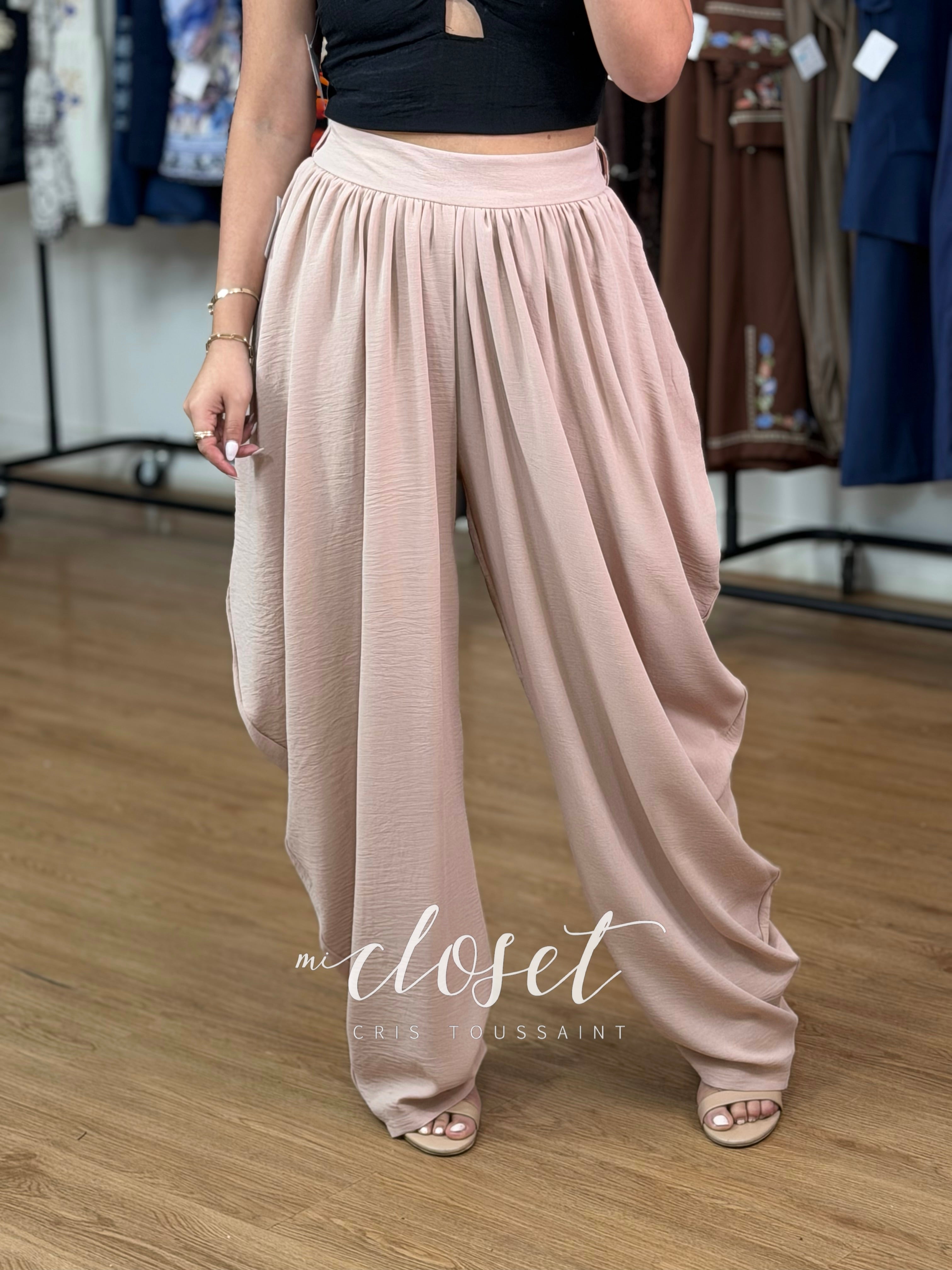 PANTALÓN BARREL TIPO GLOBO CON PINZAS EN CINTURA