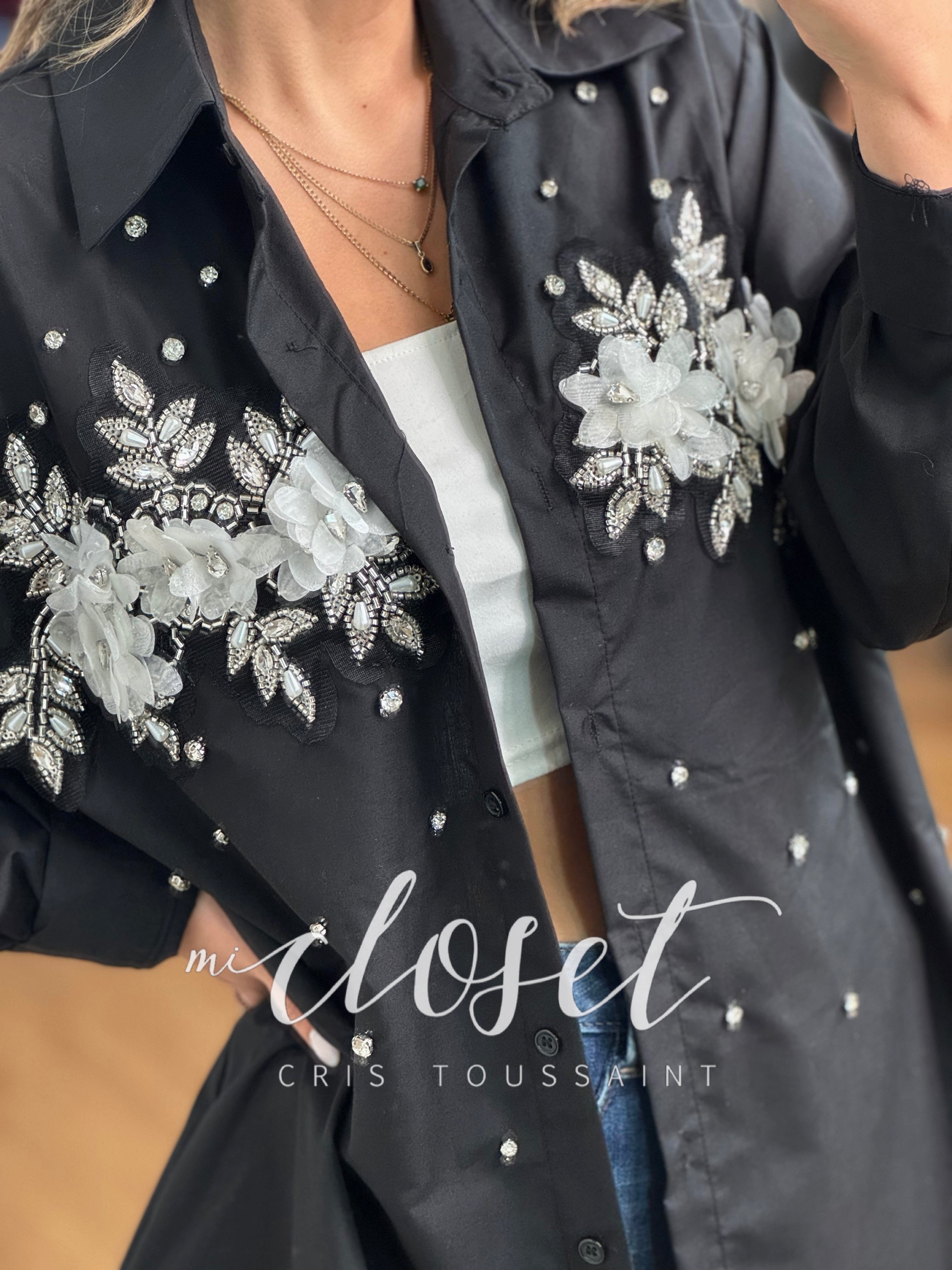 CAMISA OVERSIZED CON DETALLE EN PARTE DELANTERA CON FLORES, PIEDRAS Y PERLAS