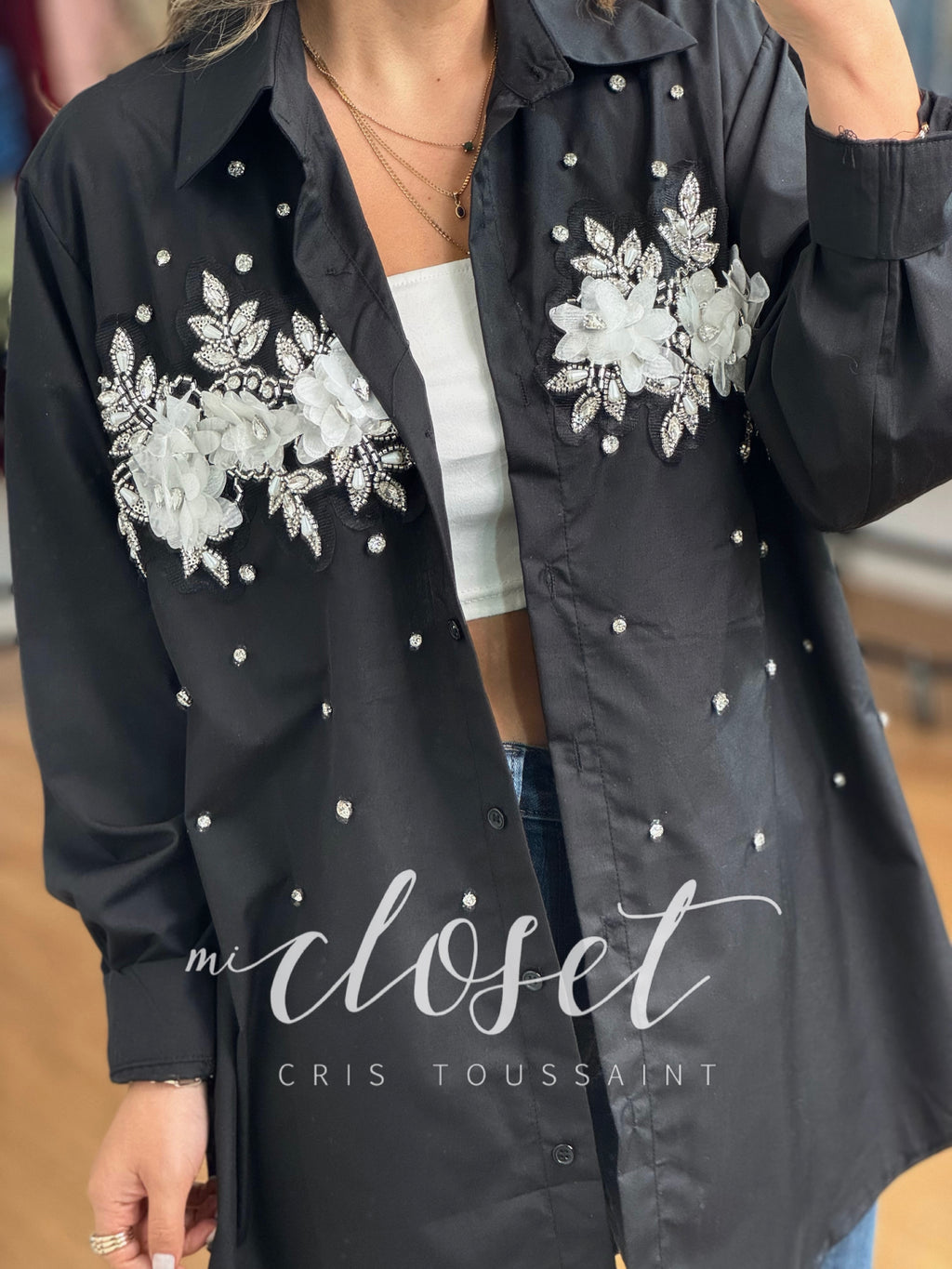 CAMISA OVERSIZED CON DETALLE EN PARTE DELANTERA CON FLORES, PIEDRAS Y PERLAS