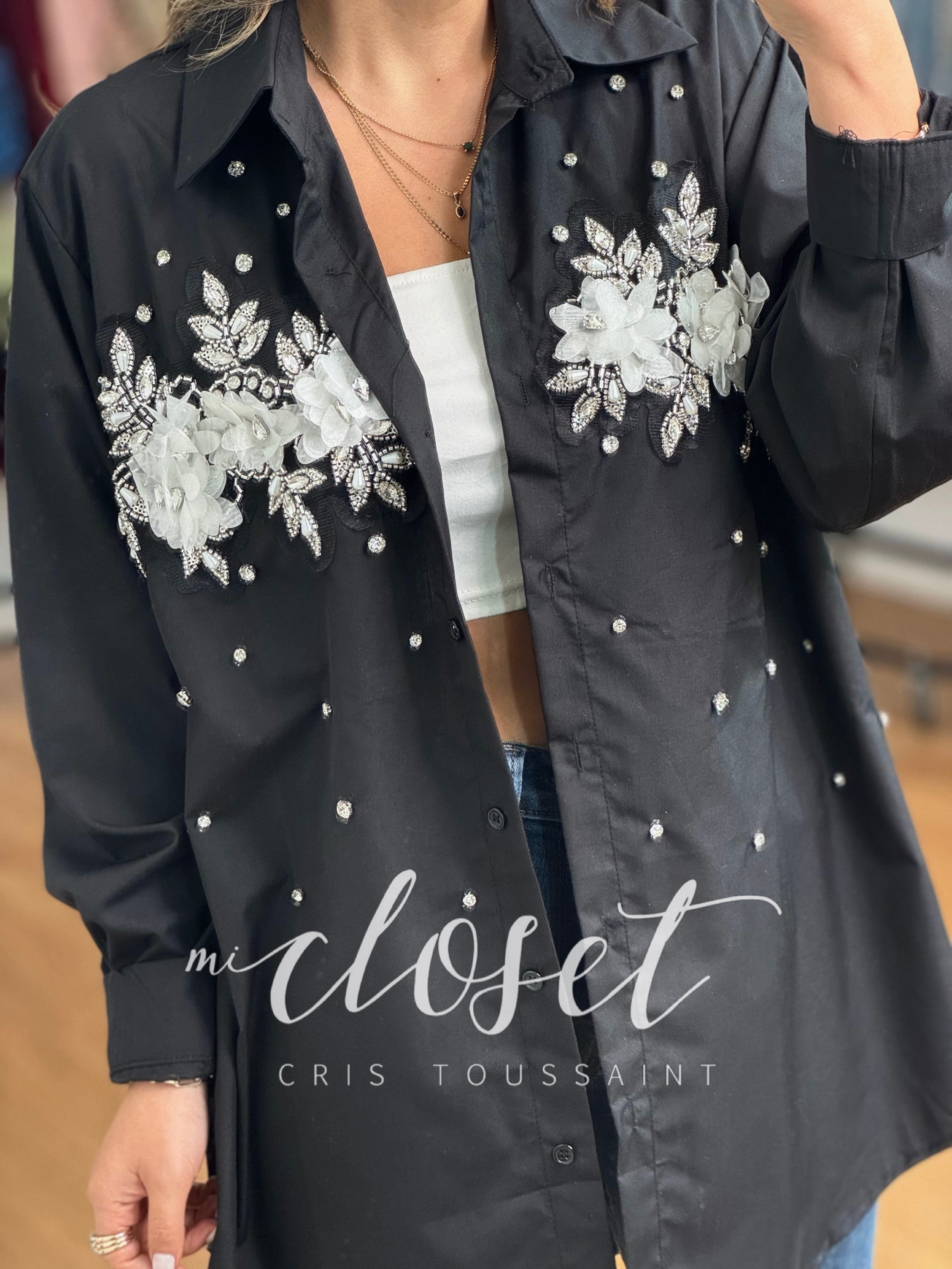 CAMISA OVERSIZED CON DETALLE EN PARTE DELANTERA CON FLORES, PIEDRAS Y PERLAS