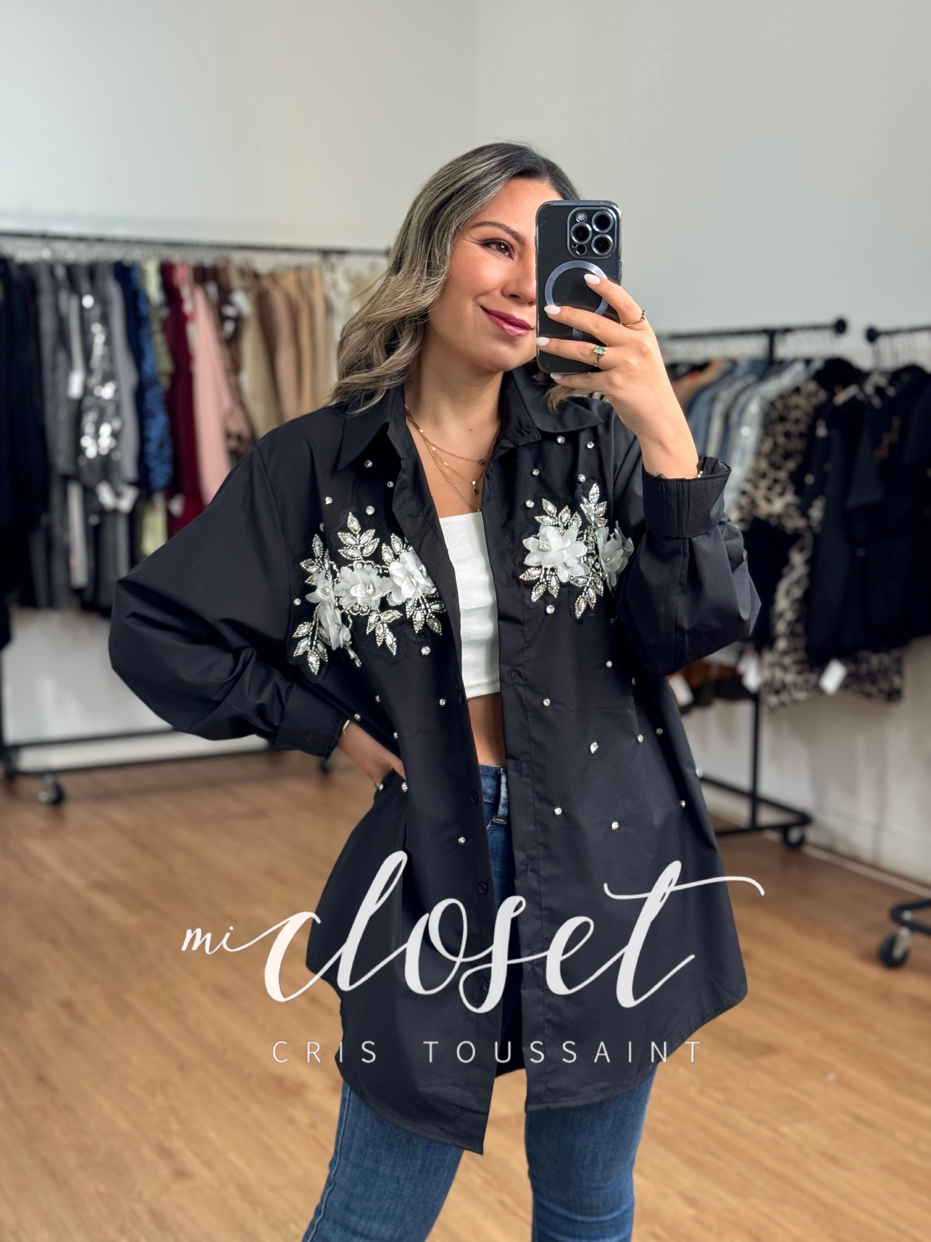 CAMISA OVERSIZED CON DETALLE EN PARTE DELANTERA CON FLORES, PIEDRAS Y PERLAS