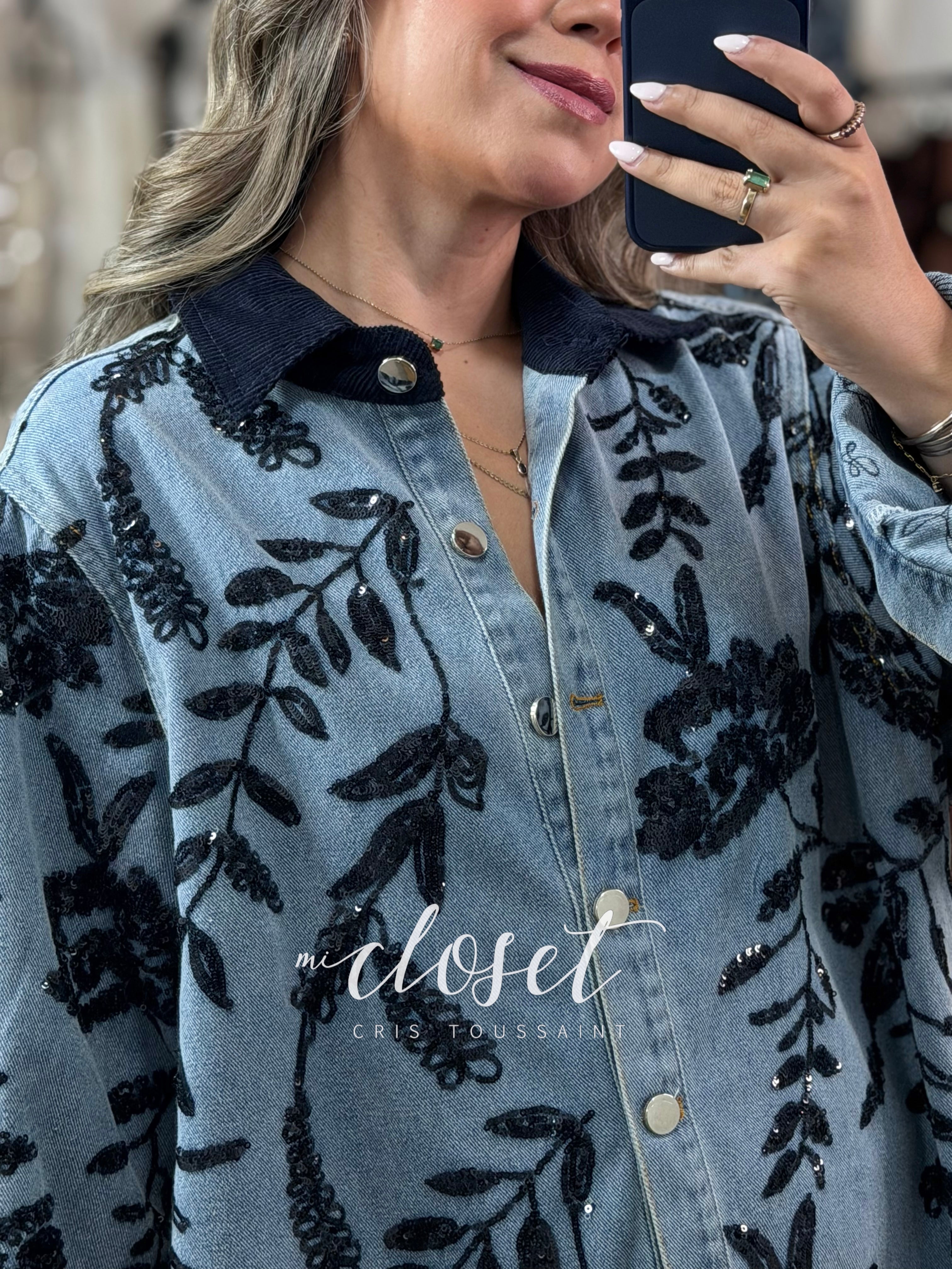 CAMISOLA OVERSIZED DE MEZCLILLA, CON MINI LENTEJULA BORDADA EN TODO EL FRENTE Y MANGAS; CUELLO DE PANA