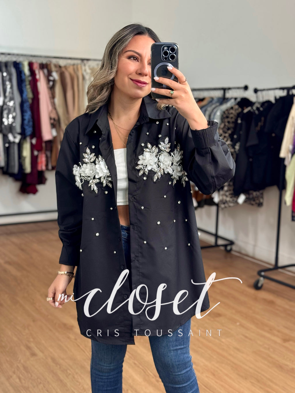 CAMISA OVERSIZED CON DETALLE EN PARTE DELANTERA CON FLORES, PIEDRAS Y PERLAS