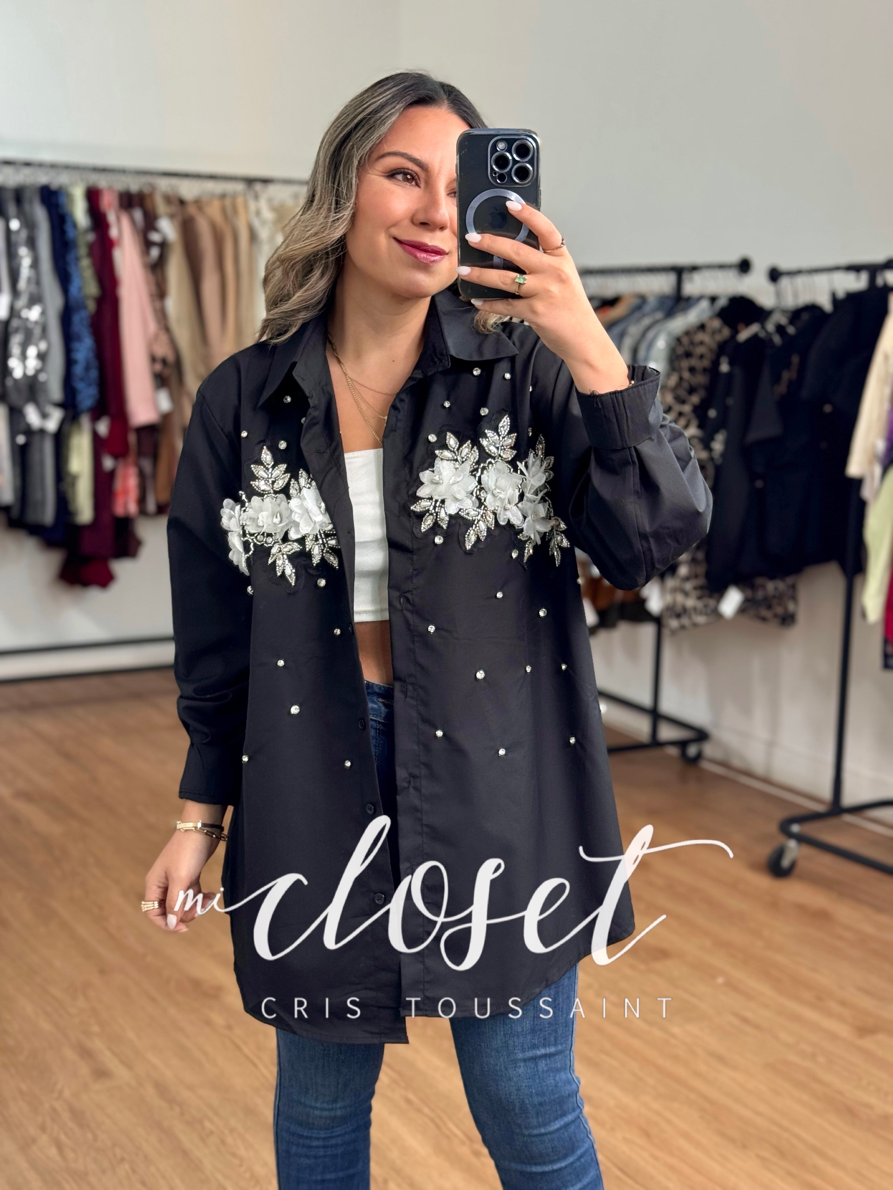 CAMISA OVERSIZED CON DETALLE EN PARTE DELANTERA CON FLORES, PIEDRAS Y PERLAS