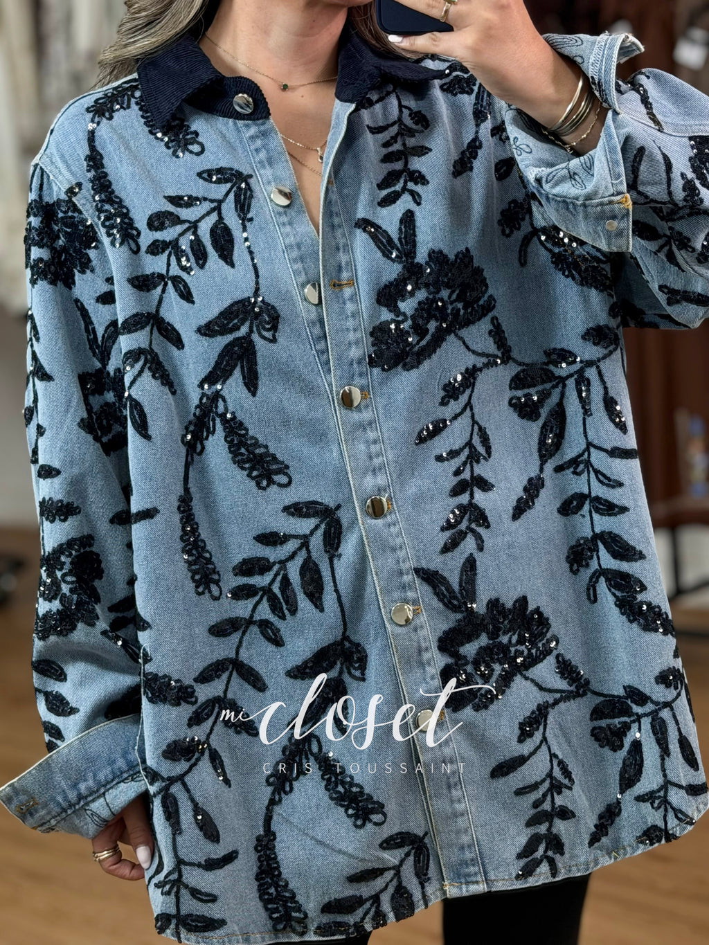 CAMISOLA OVERSIZED DE MEZCLILLA, CON MINI LENTEJULA BORDADA EN TODO EL FRENTE Y MANGAS; CUELLO DE PANA