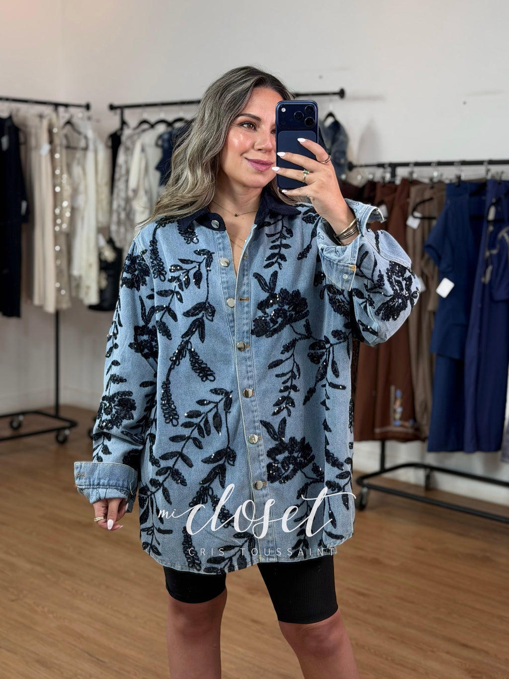 CAMISOLA OVERSIZED DE MEZCLILLA, CON MINI LENTEJULA BORDADA EN TODO EL FRENTE Y MANGAS; CUELLO DE PANA