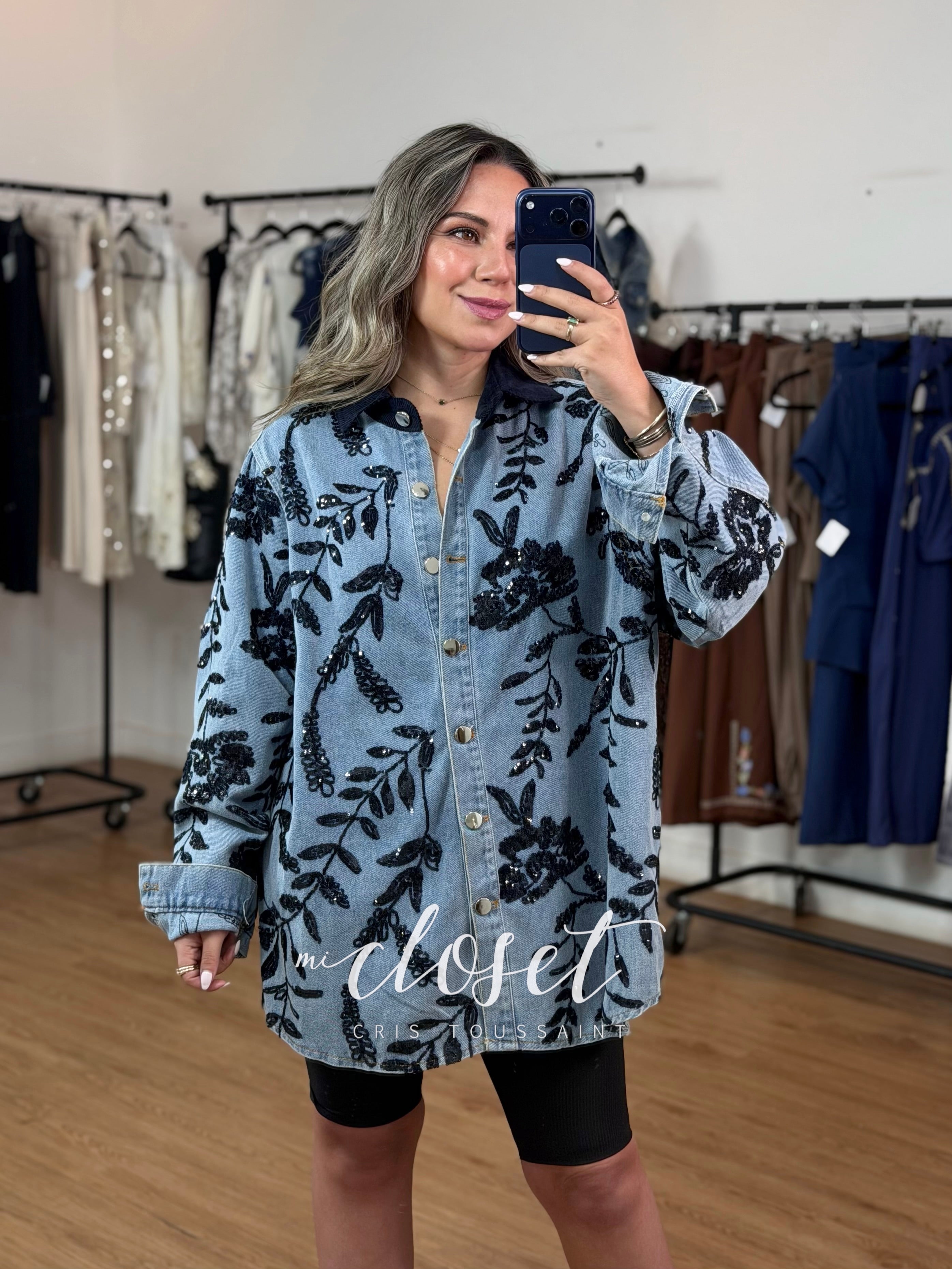 CAMISOLA OVERSIZED DE MEZCLILLA, CON MINI LENTEJULA BORDADA EN TODO EL FRENTE Y MANGAS; CUELLO DE PANA
