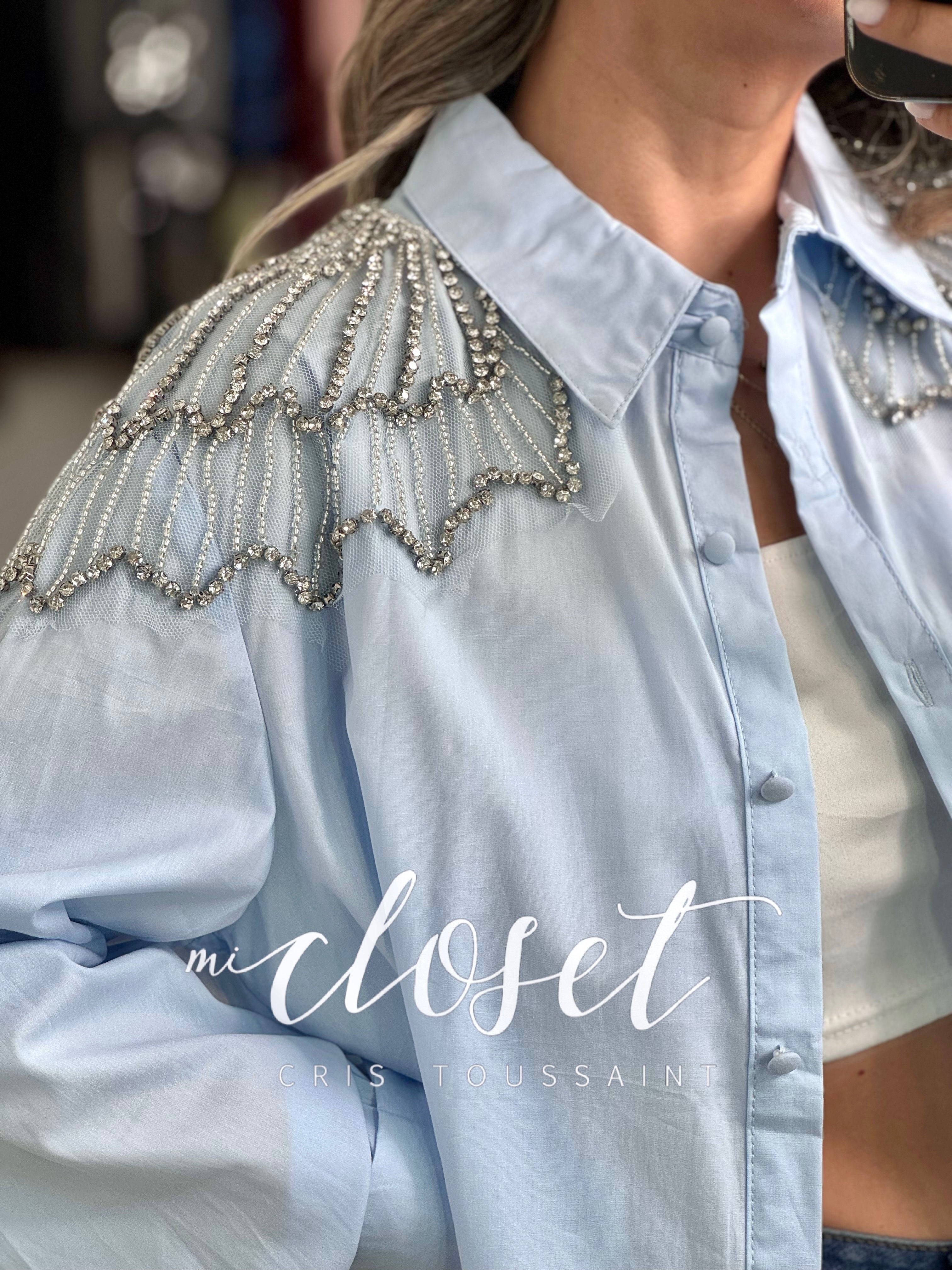CAMISA OVERSIZED CON CHAQUIRA Y PIEDRAS EN HOMBROS Y ESPALDA