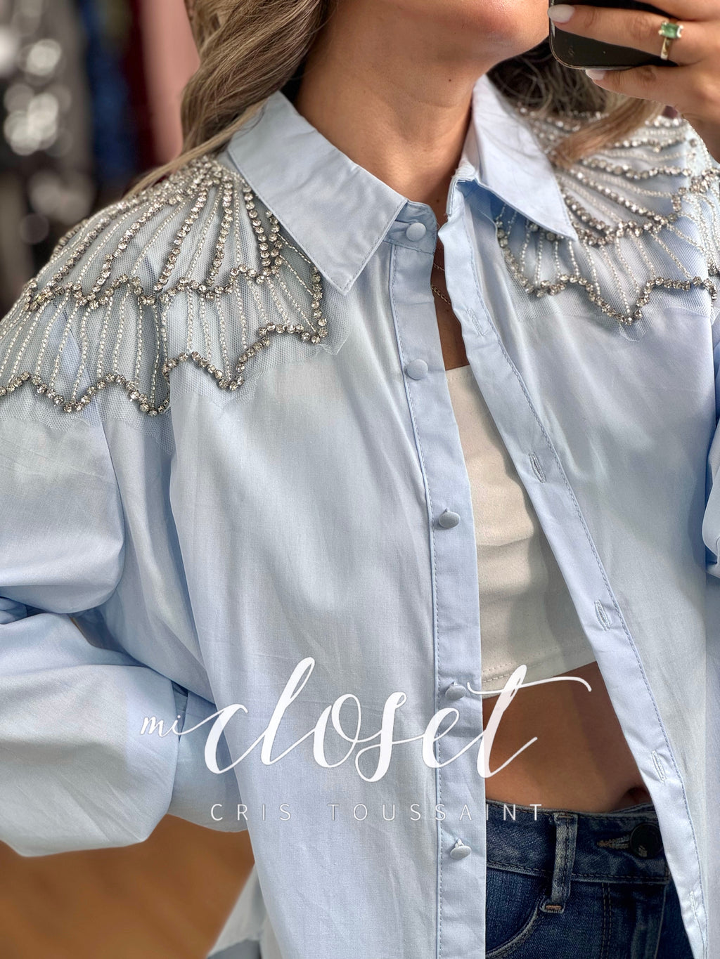 CAMISA OVERSIZED CON CHAQUIRA Y PIEDRAS EN HOMBROS Y ESPALDA