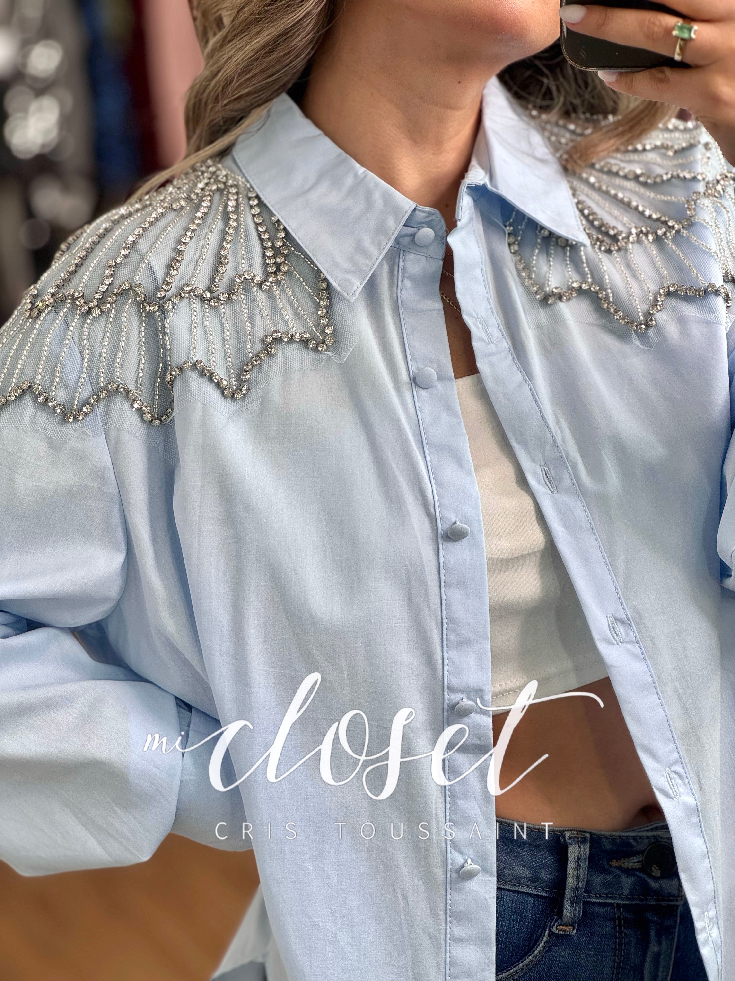 CAMISA OVERSIZED CON CHAQUIRA Y PIEDRAS EN HOMBROS Y ESPALDA