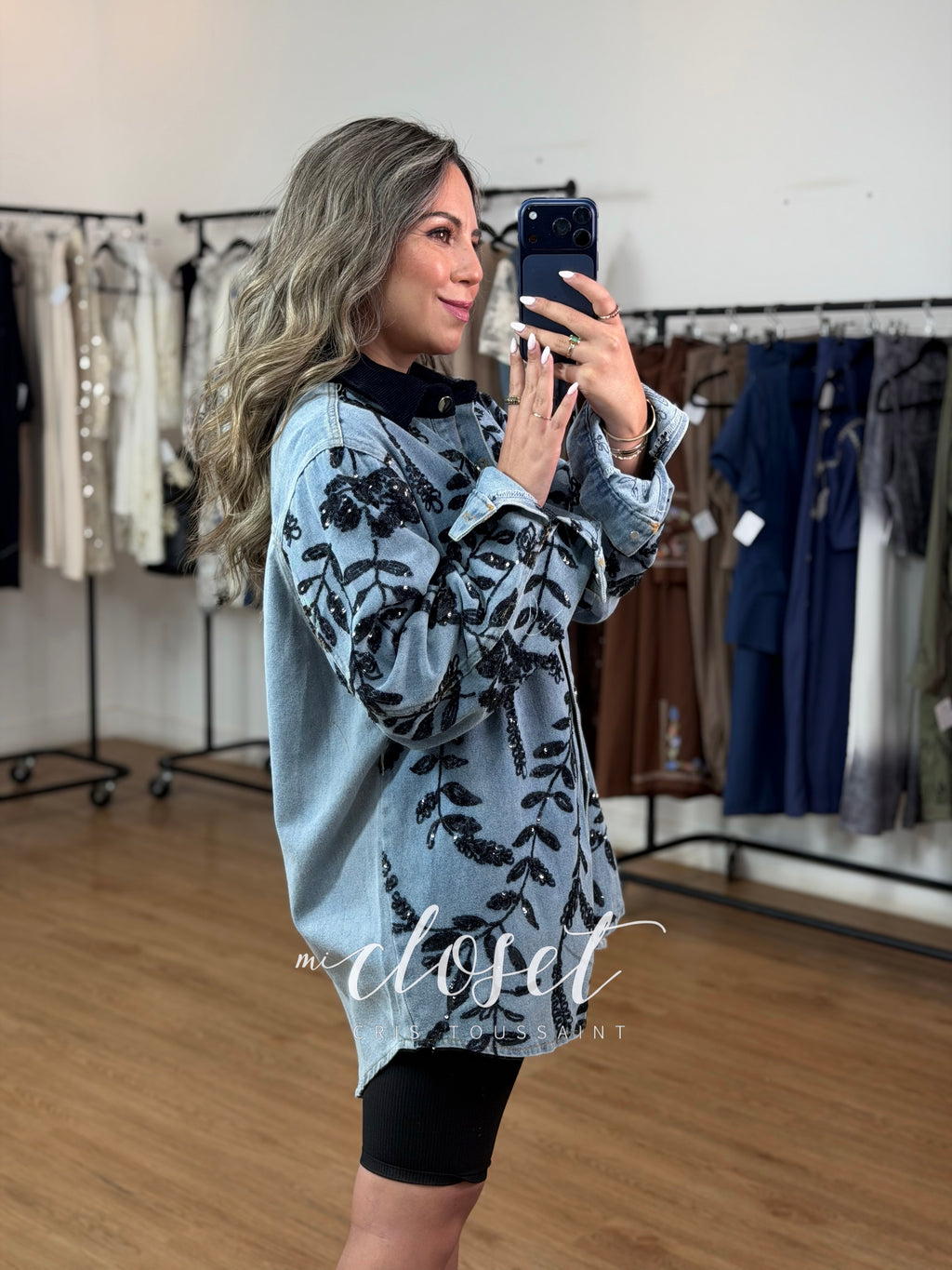 CAMISOLA OVERSIZED DE MEZCLILLA, CON MINI LENTEJULA BORDADA EN TODO EL FRENTE Y MANGAS; CUELLO DE PANA