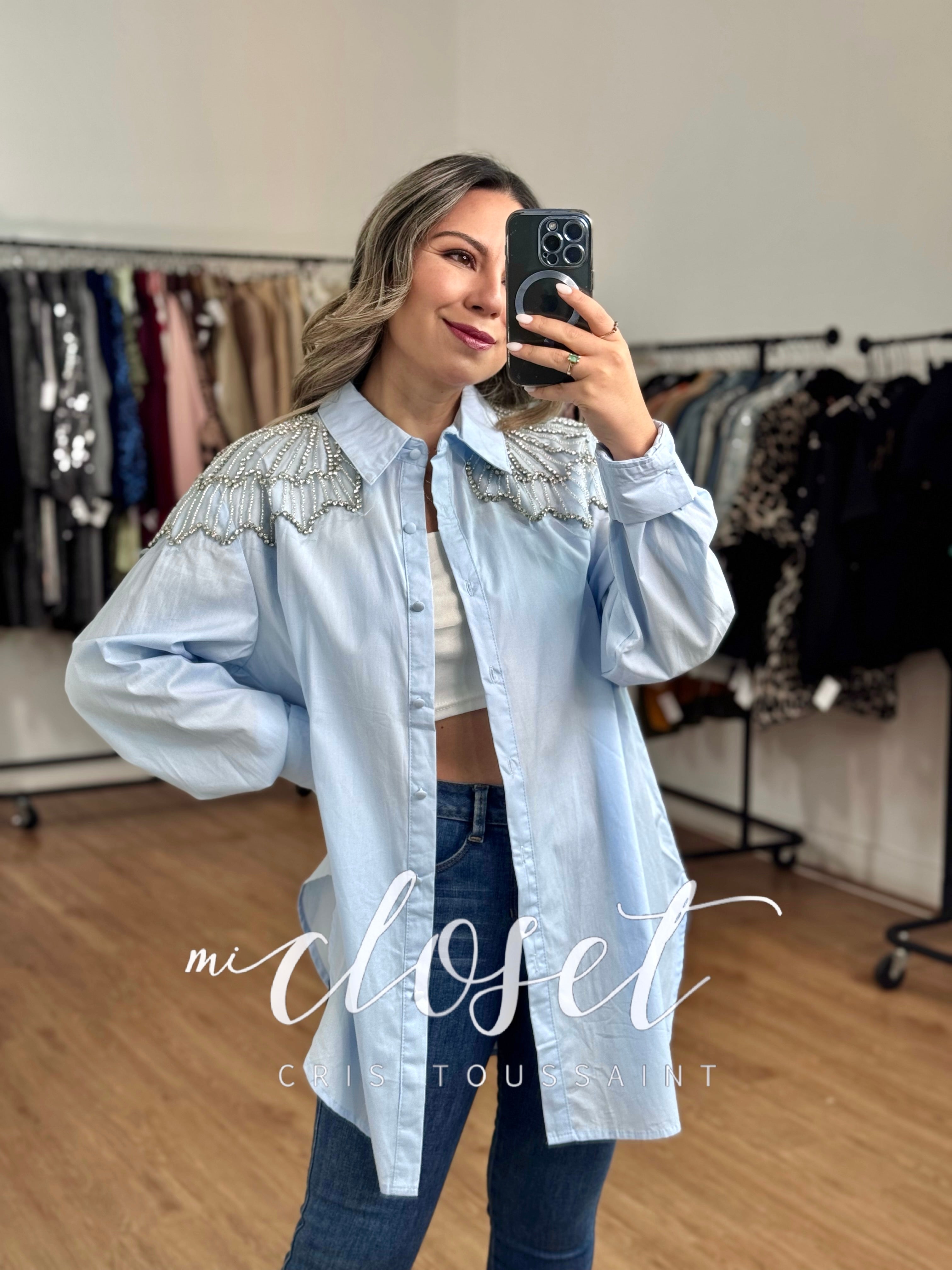CAMISA OVERSIZED CON CHAQUIRA Y PIEDRAS EN HOMBROS Y ESPALDA