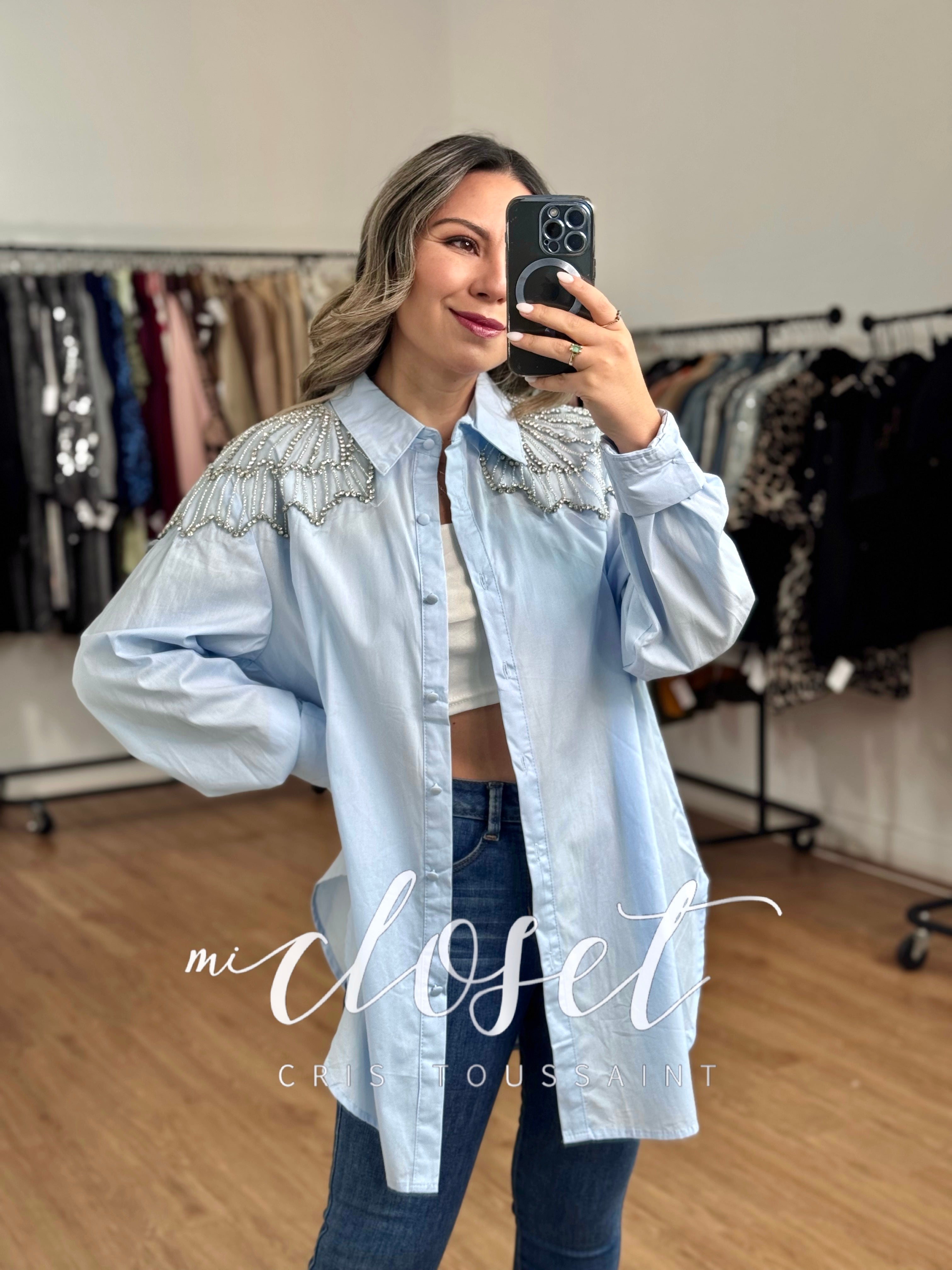 CAMISA OVERSIZED CON CHAQUIRA Y PIEDRAS EN HOMBROS Y ESPALDA
