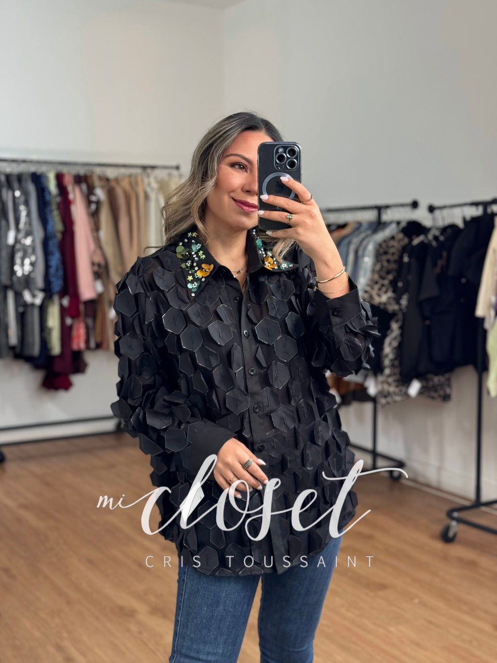 CAMISA CON APLICACIONES Y CUELLO CON LENTEJUELAS, PERLAS Y BRILLOS