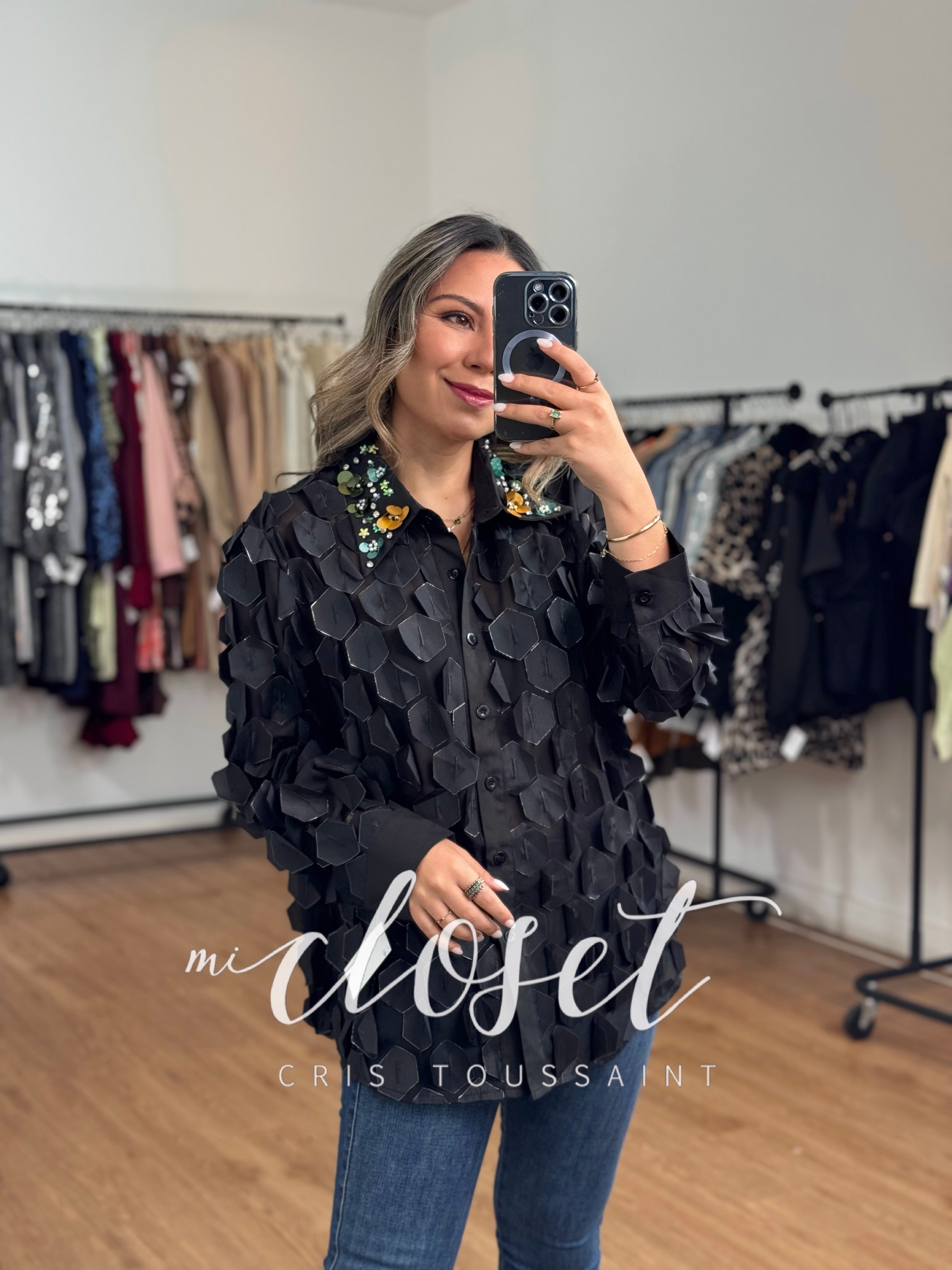 CAMISA CON APLICACIONES Y CUELLO CON LENTEJUELAS, PERLAS Y BRILLOS