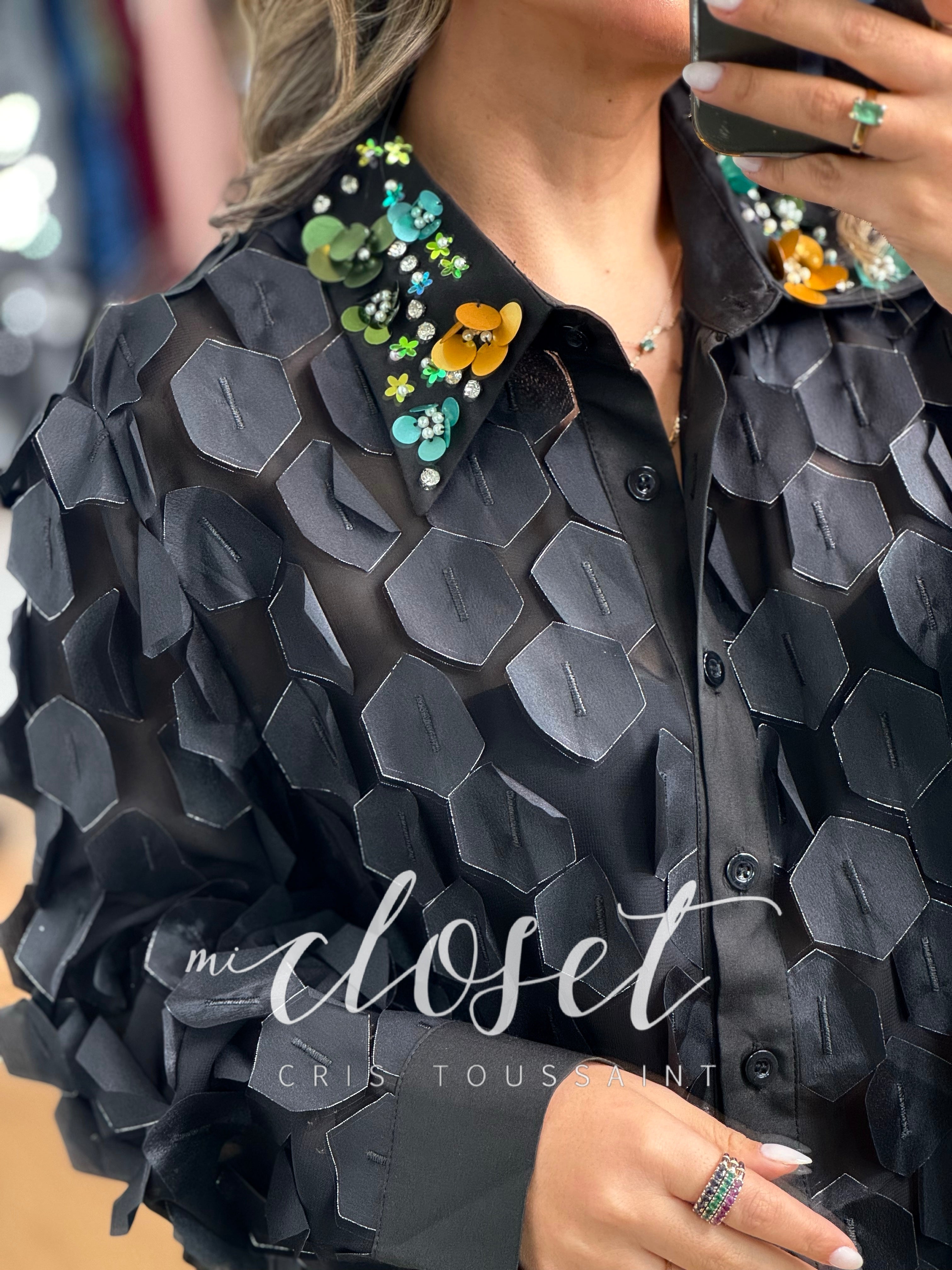 CAMISA CON APLICACIONES Y CUELLO CON LENTEJUELAS, PERLAS Y BRILLOS
