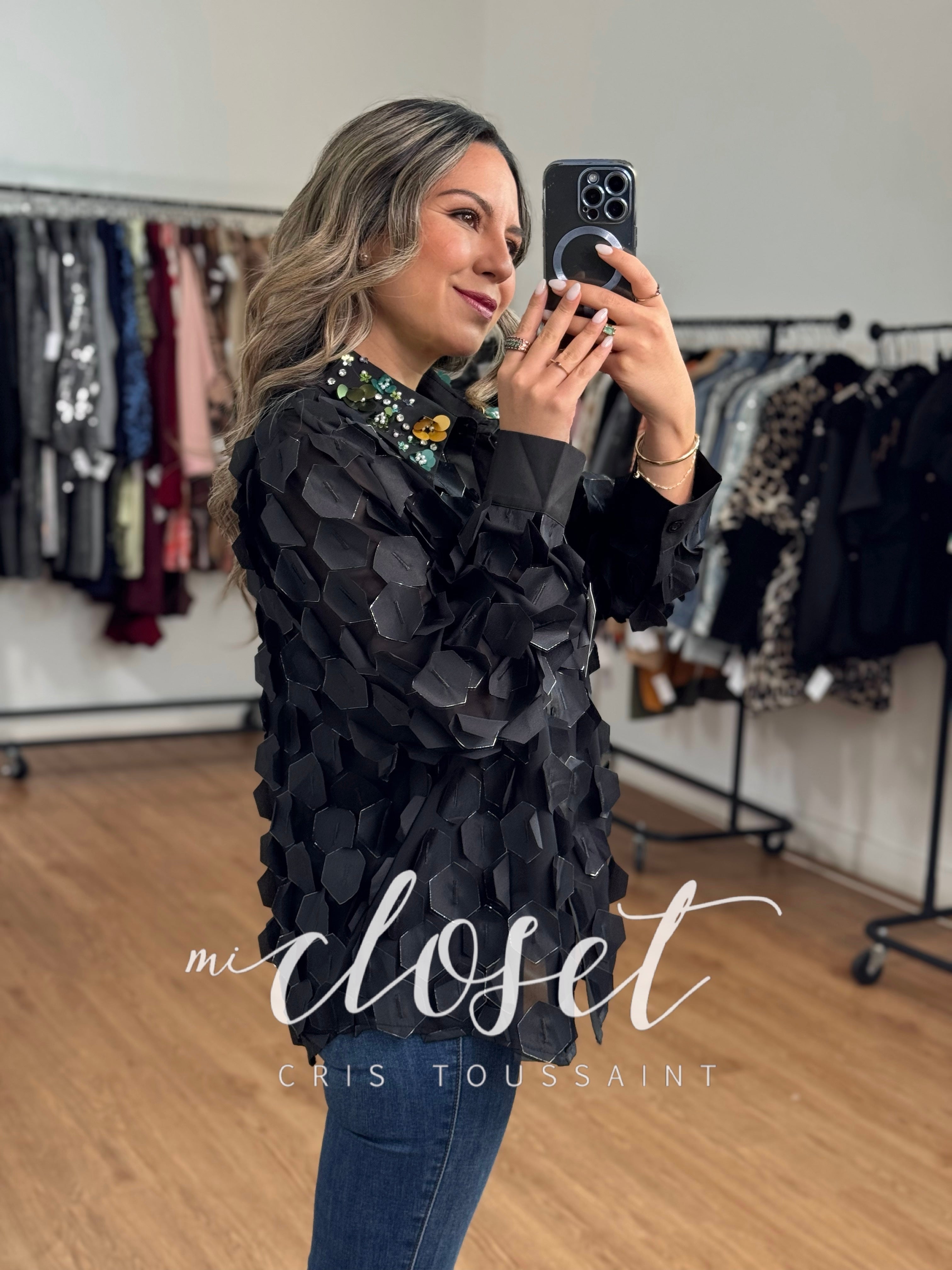 CAMISA CON APLICACIONES Y CUELLO CON LENTEJUELAS, PERLAS Y BRILLOS
