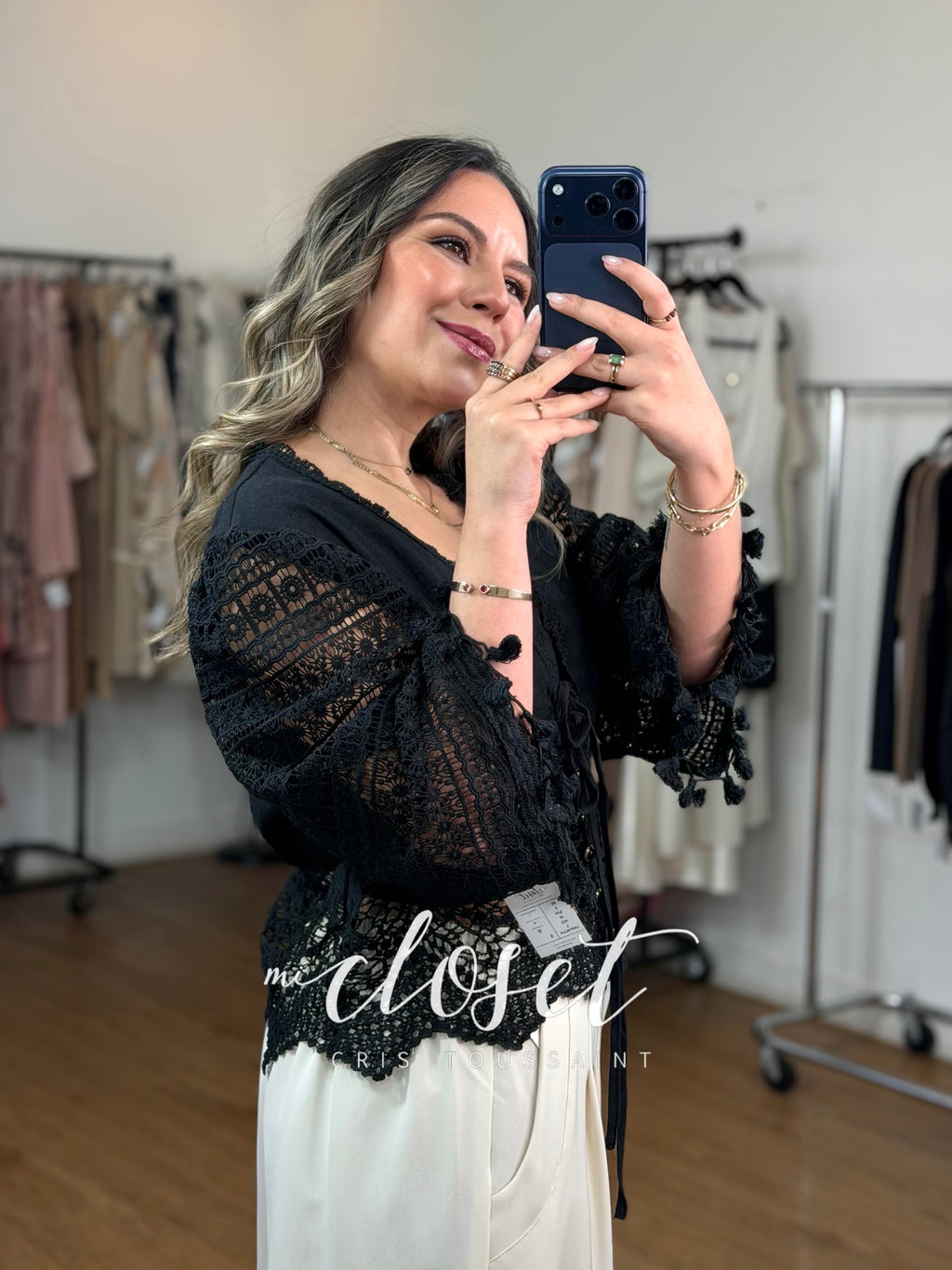 Blusa tipo lino con mangas y cintura calada, con detalles en escote y manga con flecos