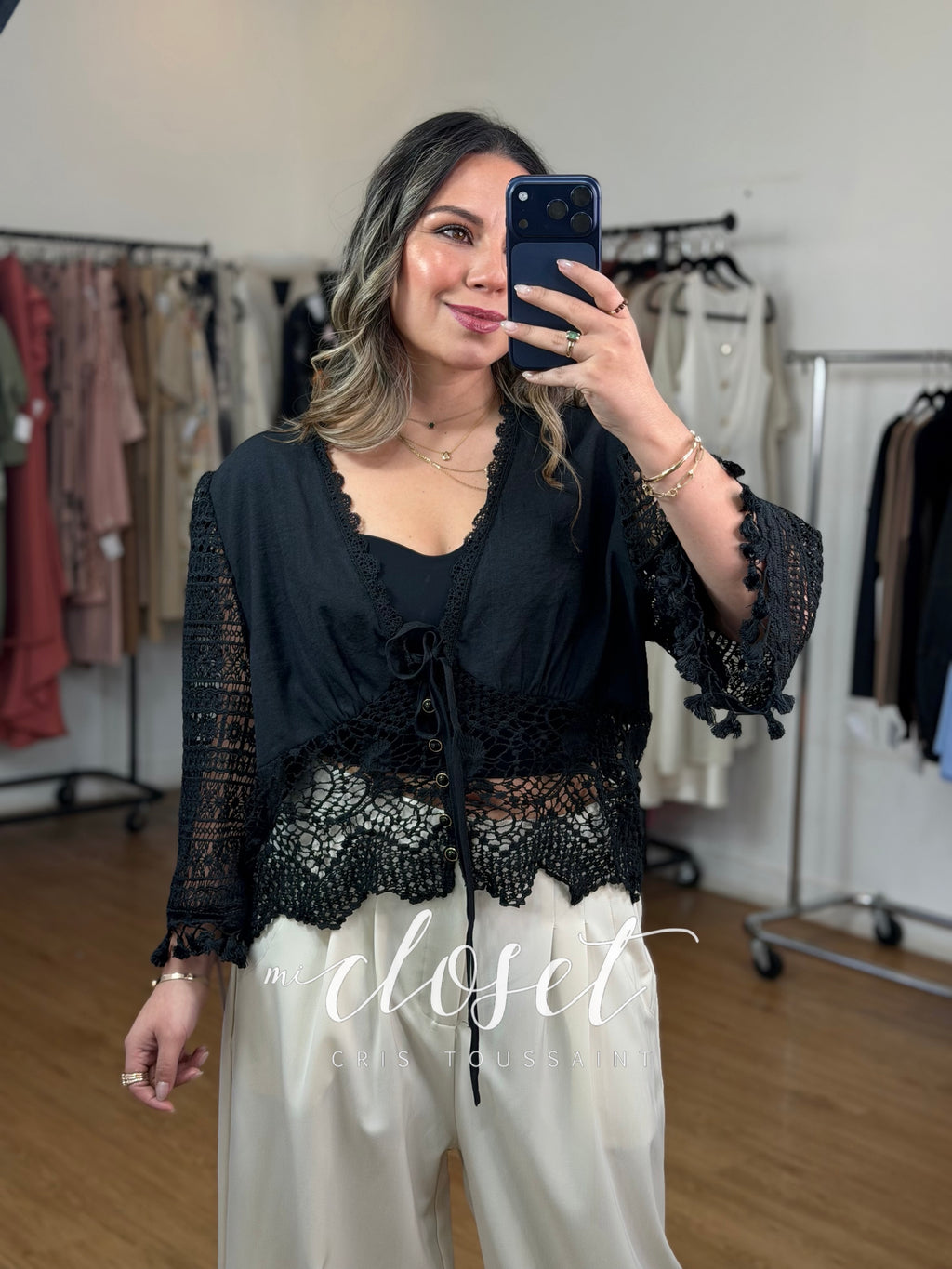 Blusa tipo lino con mangas y cintura calada, con detalles en escote y manga con flecos