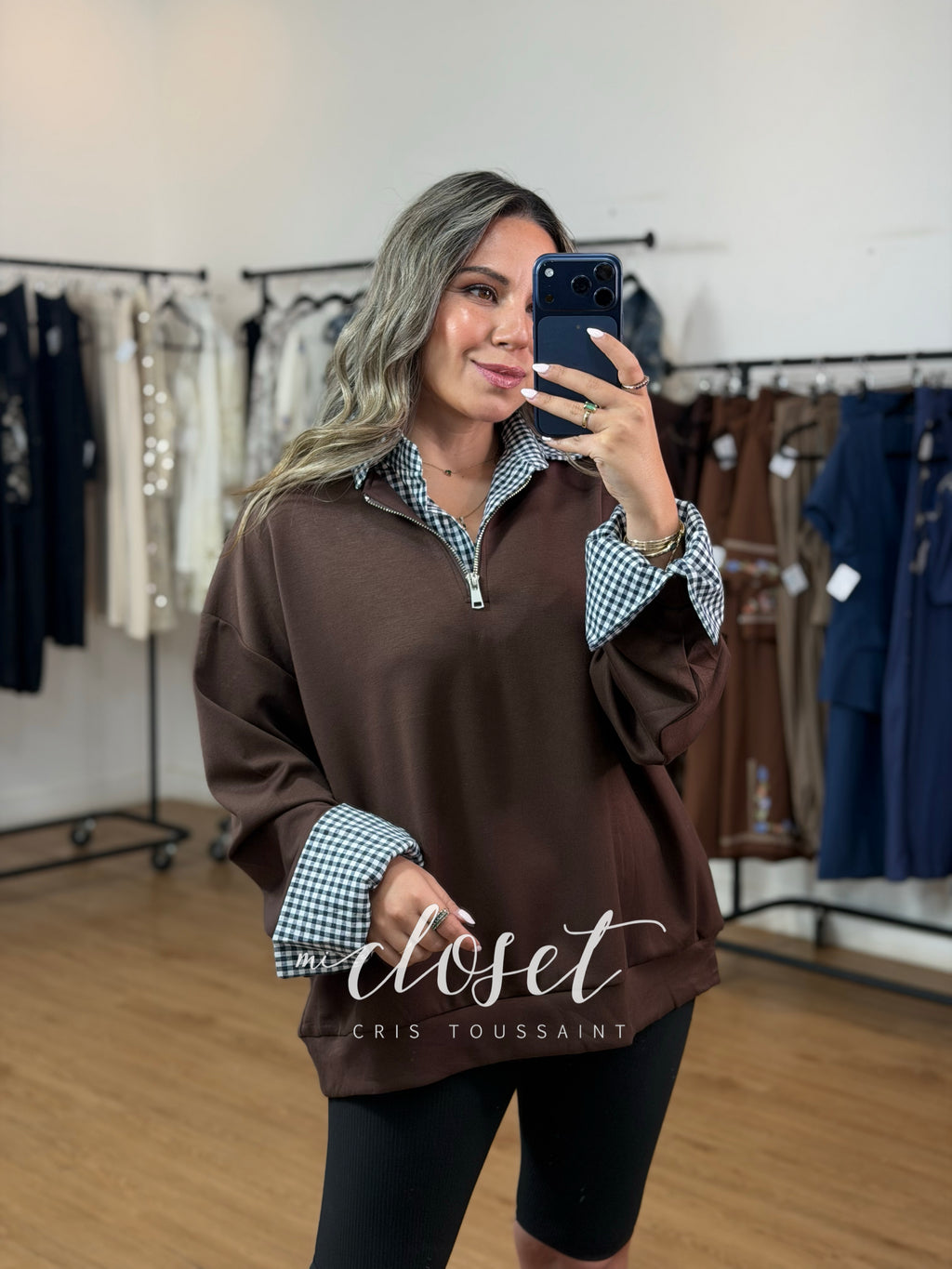HOODIE CON CUELLO Y PUÑO DE CAMISA ADHERIDA, CIERRE EN V