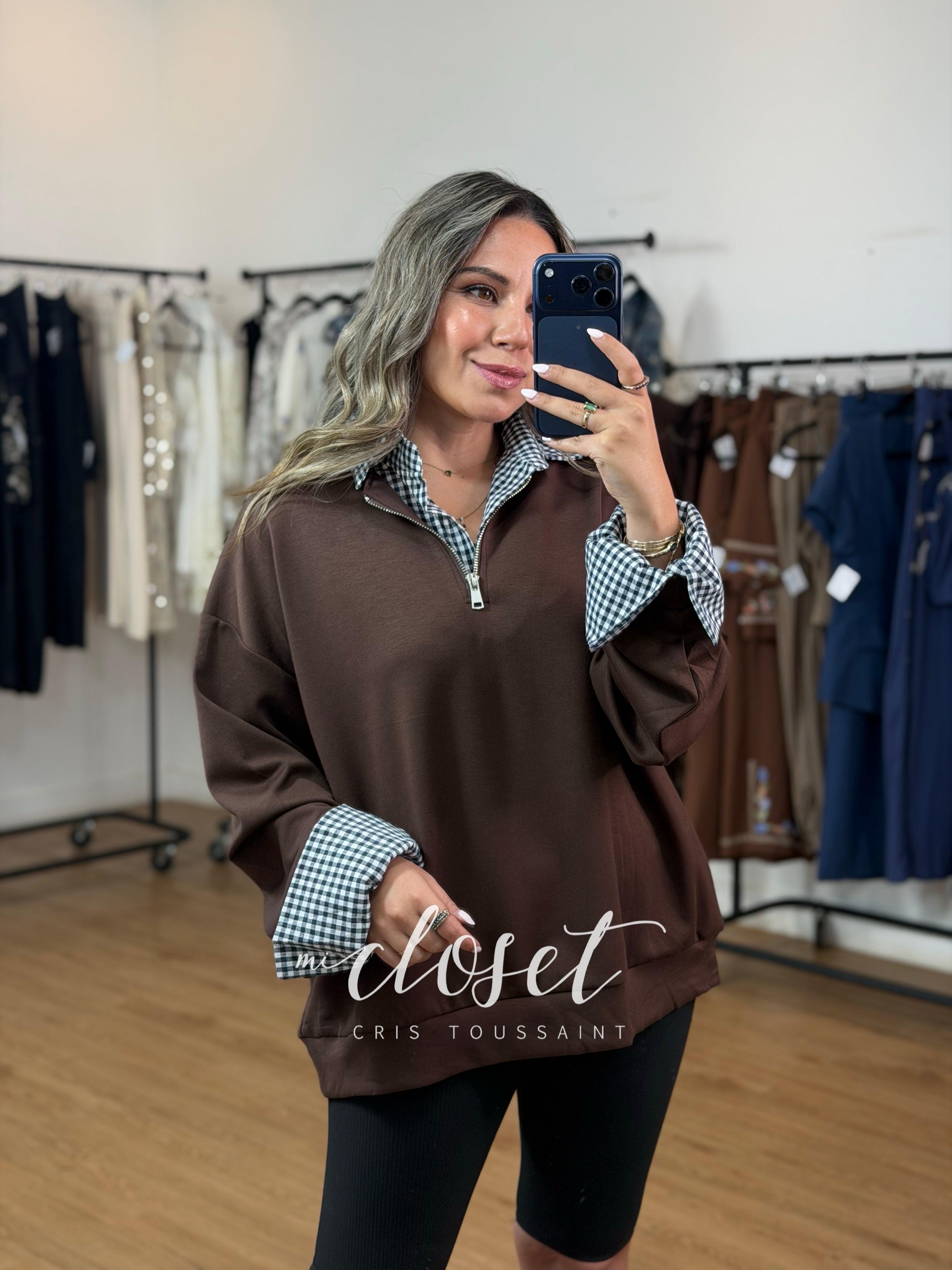 HOODIE CON CUELLO Y PUÑO DE CAMISA ADHERIDA, CIERRE EN V