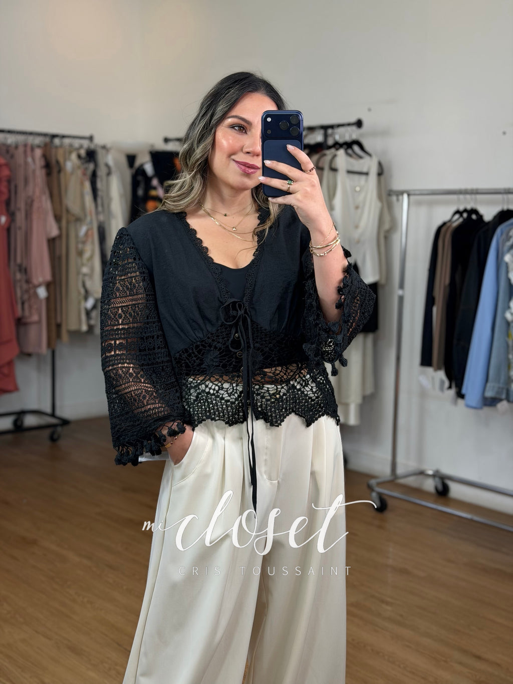 Blusa tipo lino con mangas y cintura calada, con detalles en escote y manga con flecos