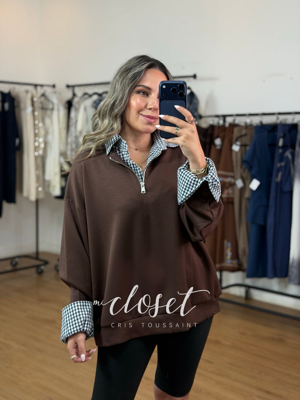 HOODIE CON CUELLO Y PUÑO DE CAMISA ADHERIDA, CIERRE EN V