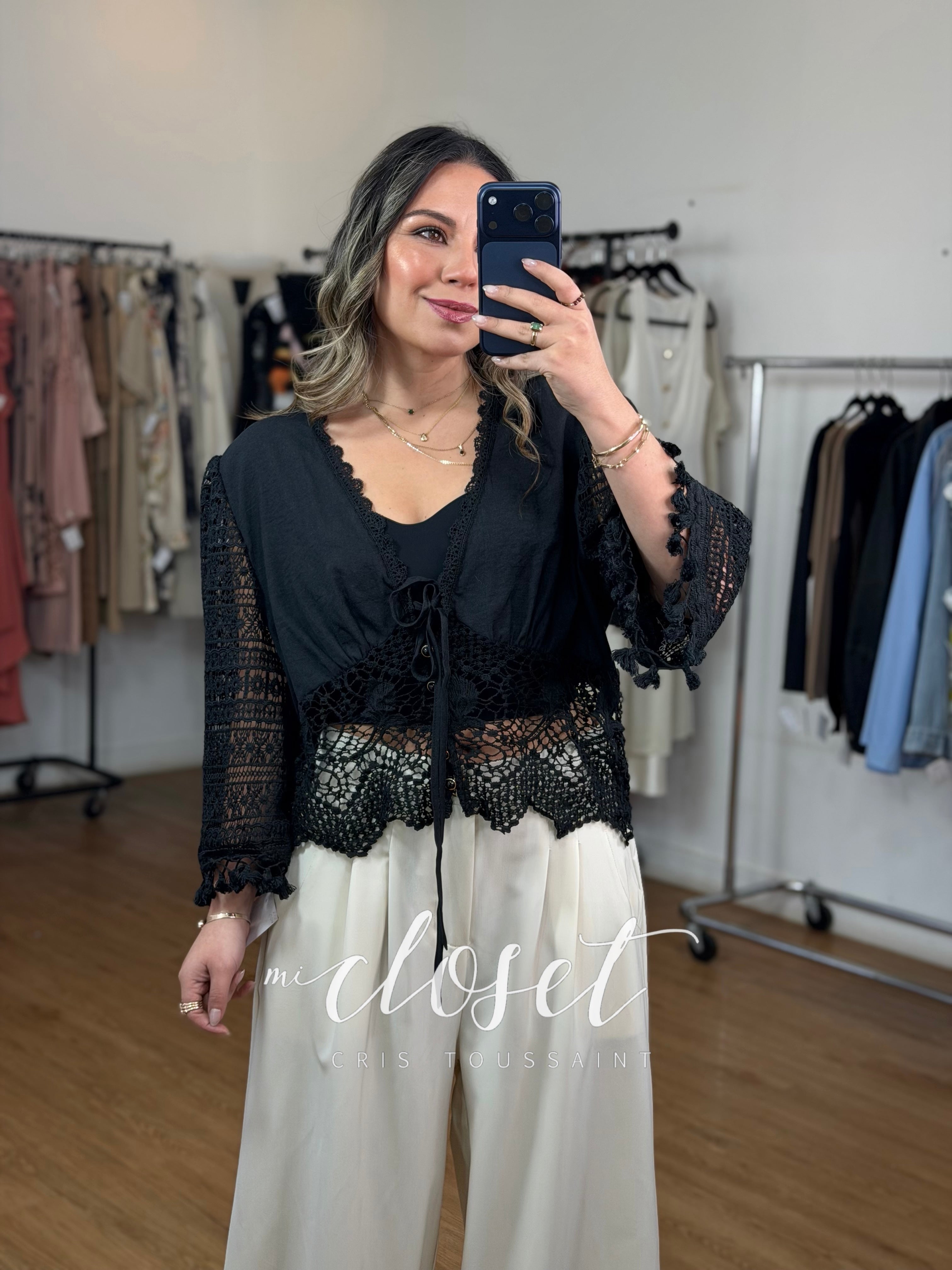 Blusa tipo lino con mangas y cintura calada, con detalles en escote y manga con flecos