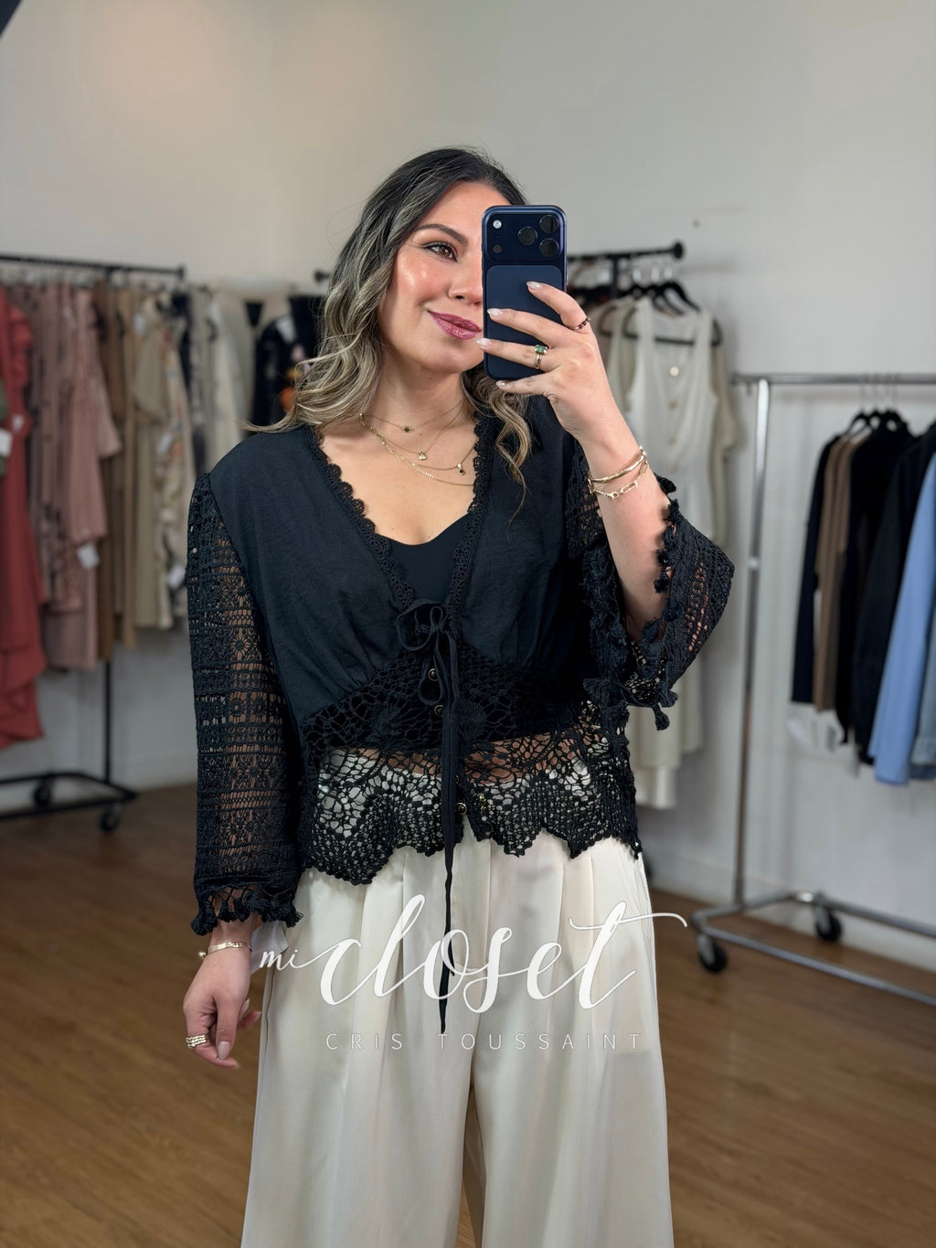 Blusa tipo lino con mangas y cintura calada, con detalles en escote y manga con flecos
