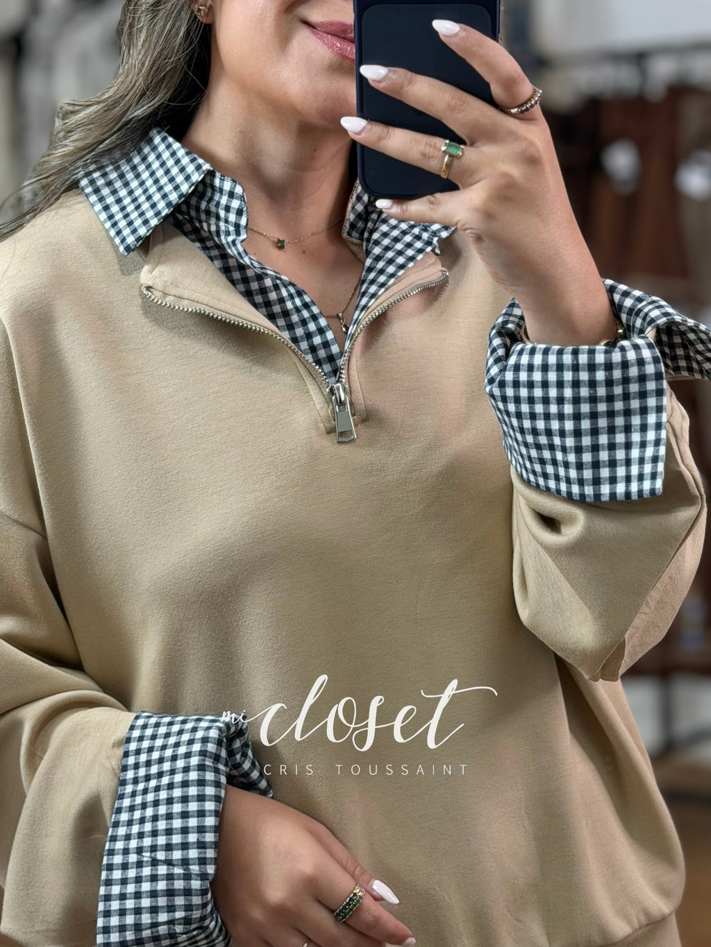 HOODIE CON CUELLO Y PUÑO DE CAMISA ADHERIDA, CIERRE EN V