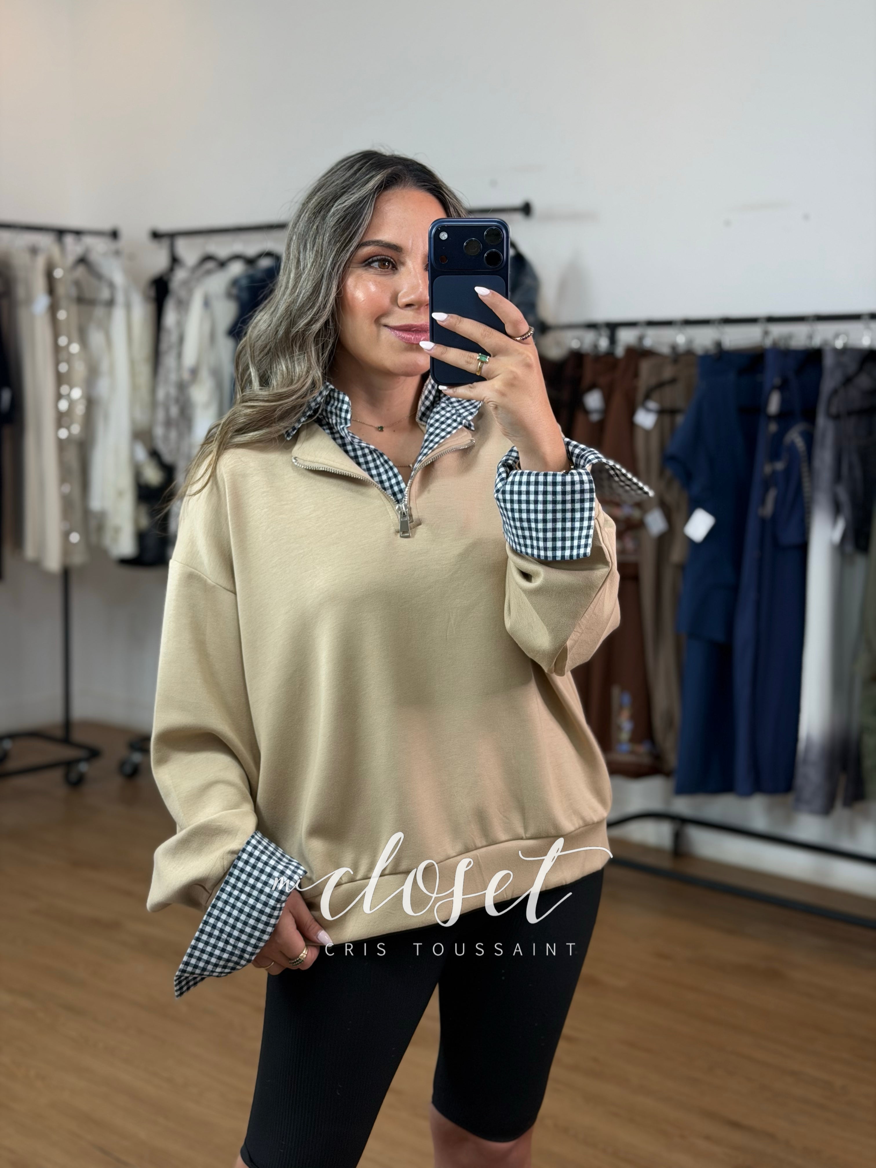 HOODIE CON CUELLO Y PUÑO DE CAMISA ADHERIDA, CIERRE EN V