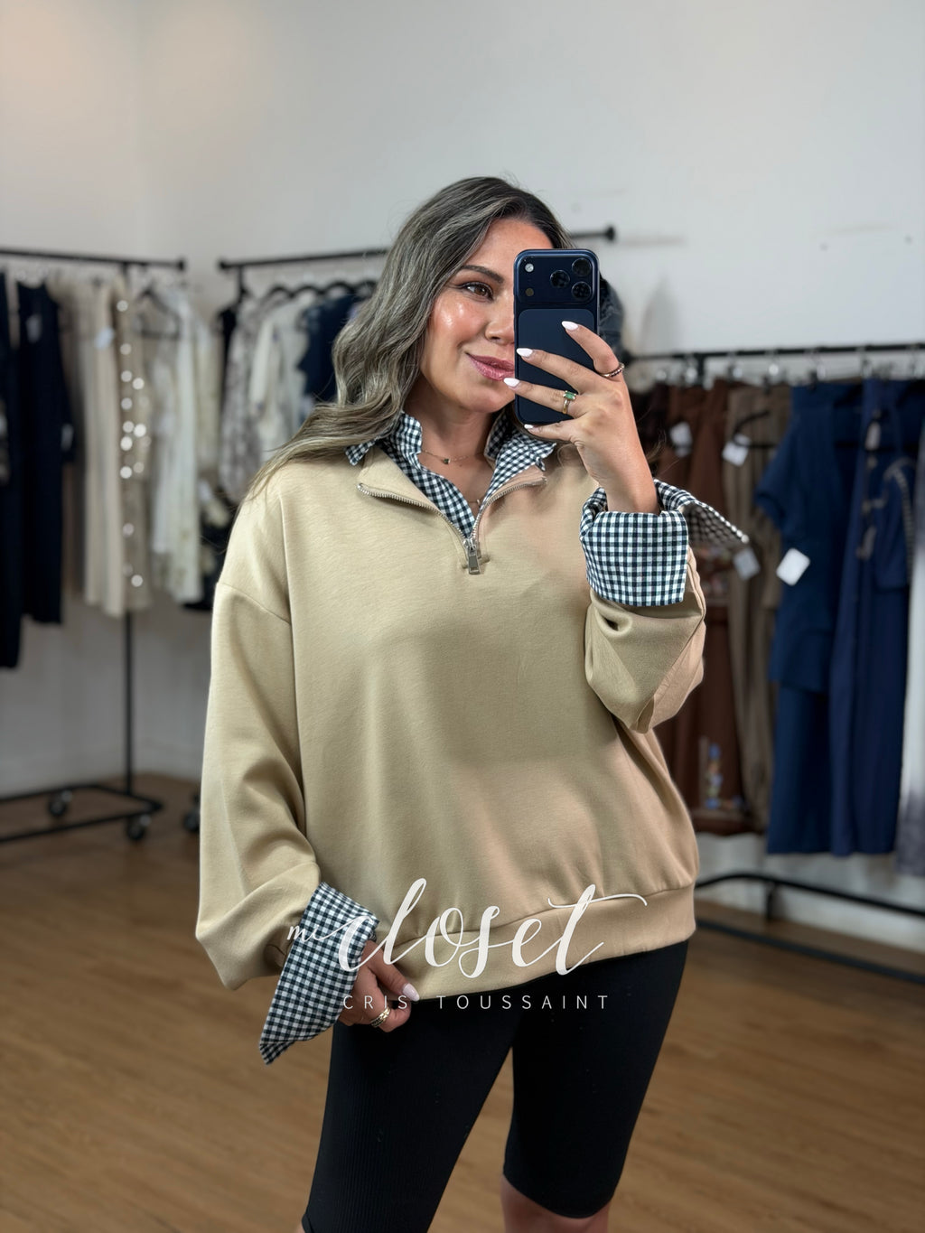 HOODIE CON CUELLO Y PUÑO DE CAMISA ADHERIDA, CIERRE EN V