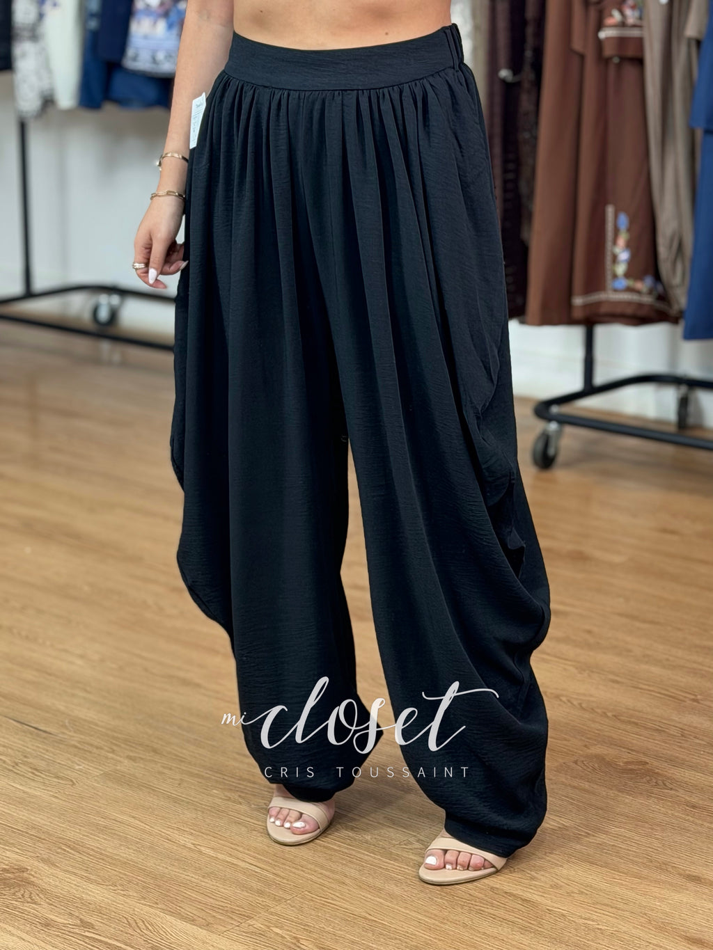 PANTALÓN BARREL TIPO GLOBO CON PINZAS EN CINTURA