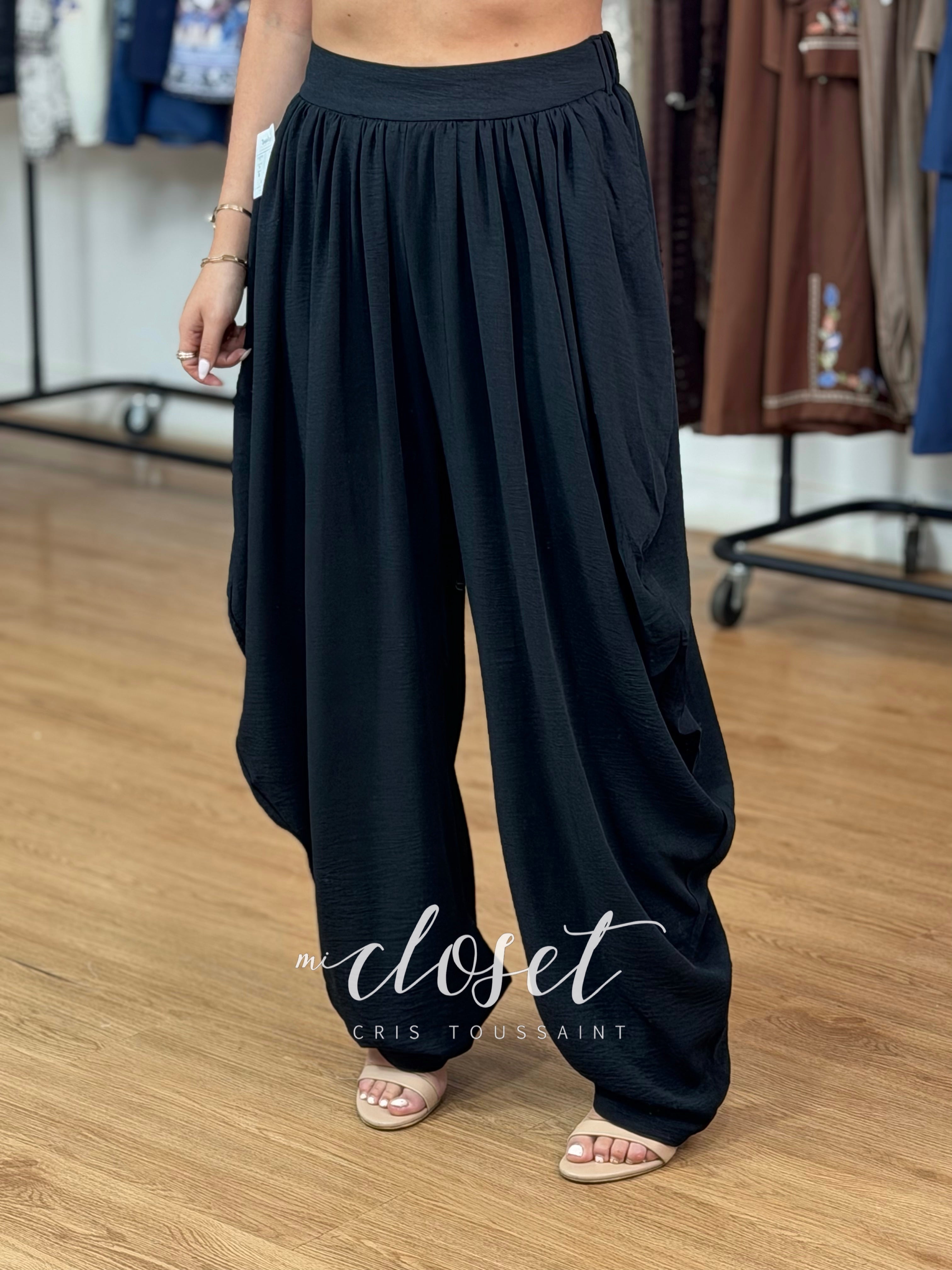 PANTALÓN BARREL TIPO GLOBO CON PINZAS EN CINTURA