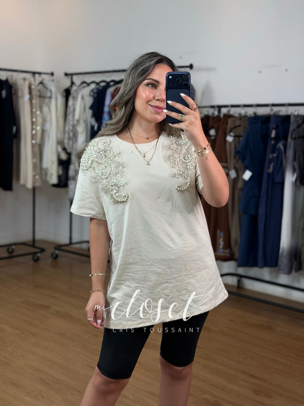 TEESHIRT LIGERA CON DETALLES DE CHAQUIRA Y PEDRERÍA