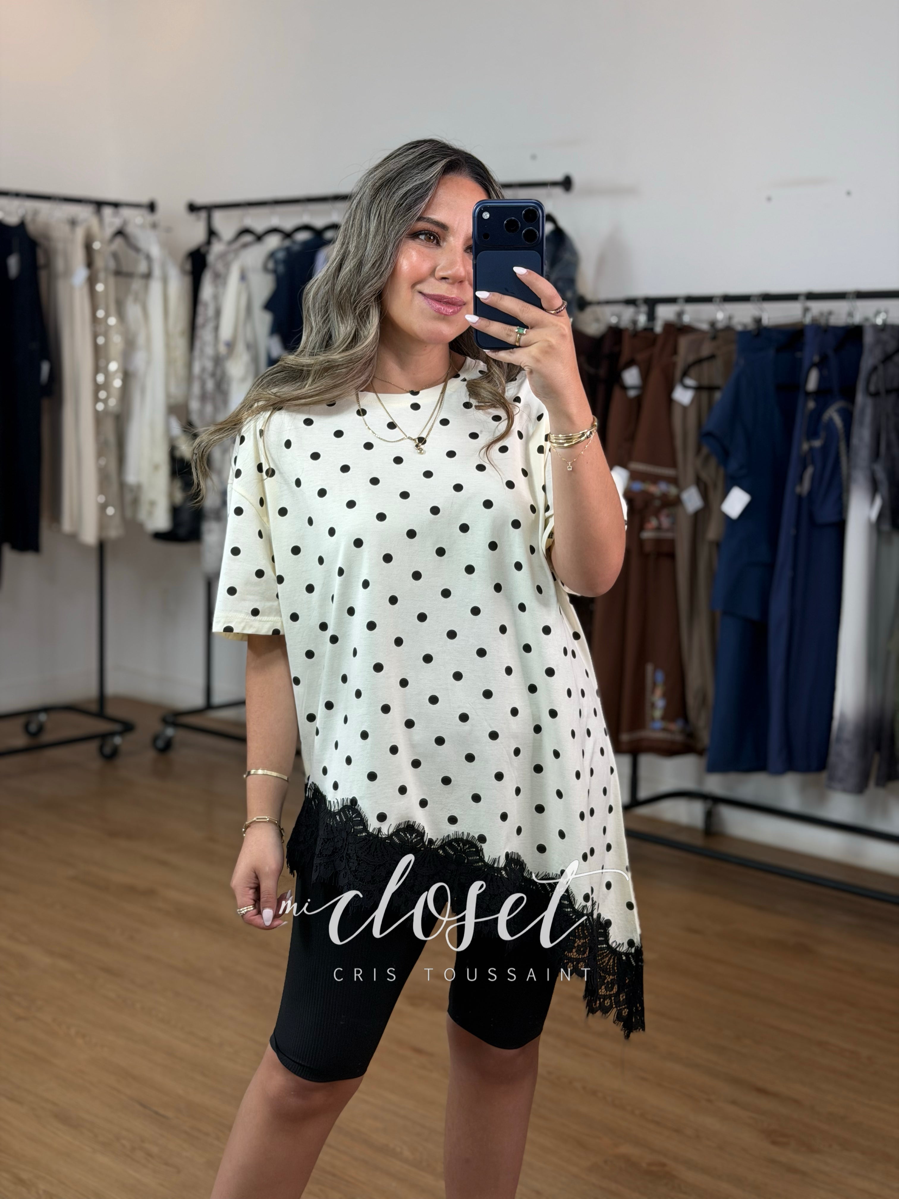 TEESHIRT OVERSIZED ASIMÉTRICA, CON ENCAJE EN LA PARTE DE ABAJO