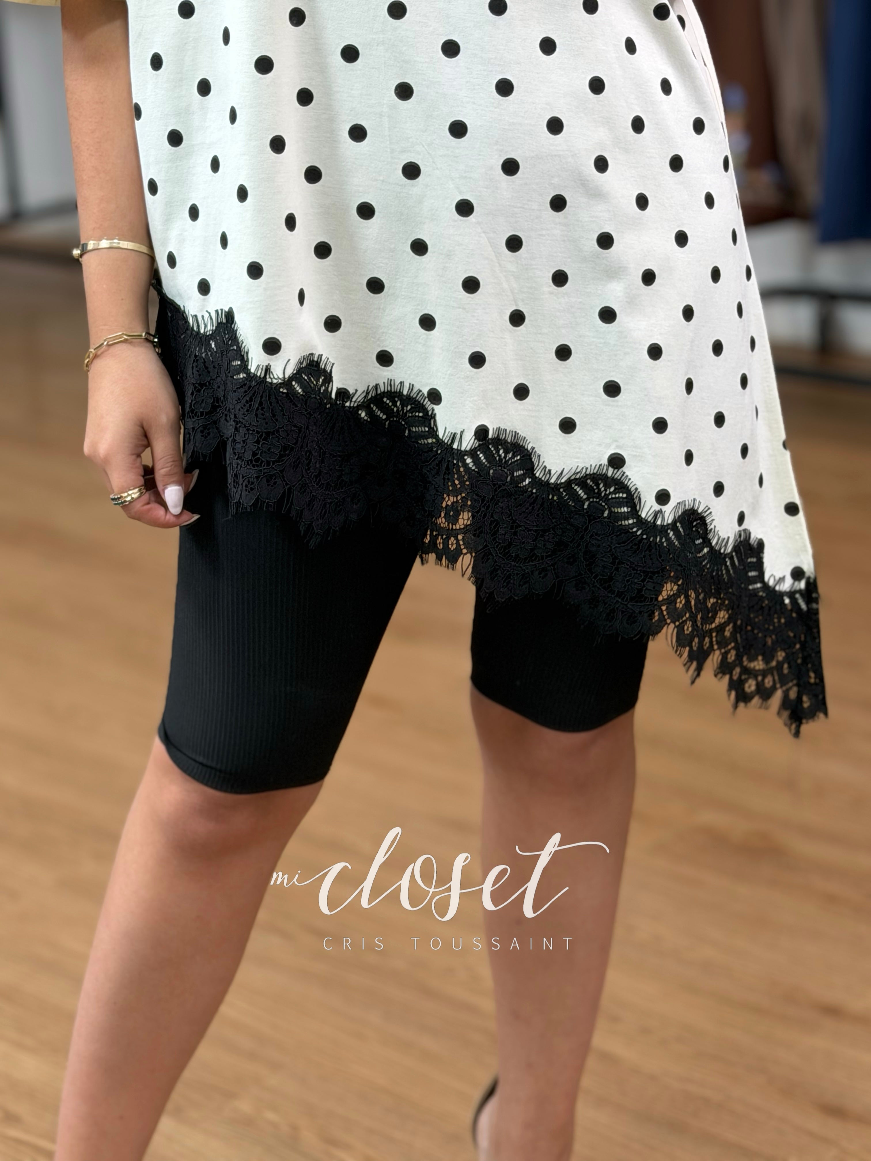 TEESHIRT OVERSIZED ASIMÉTRICA, CON ENCAJE EN LA PARTE DE ABAJO