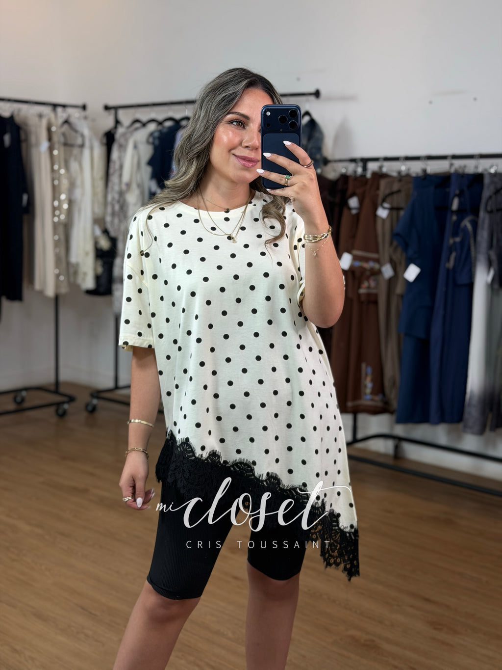 TEESHIRT OVERSIZED ASIMÉTRICA, CON ENCAJE EN LA PARTE DE ABAJO