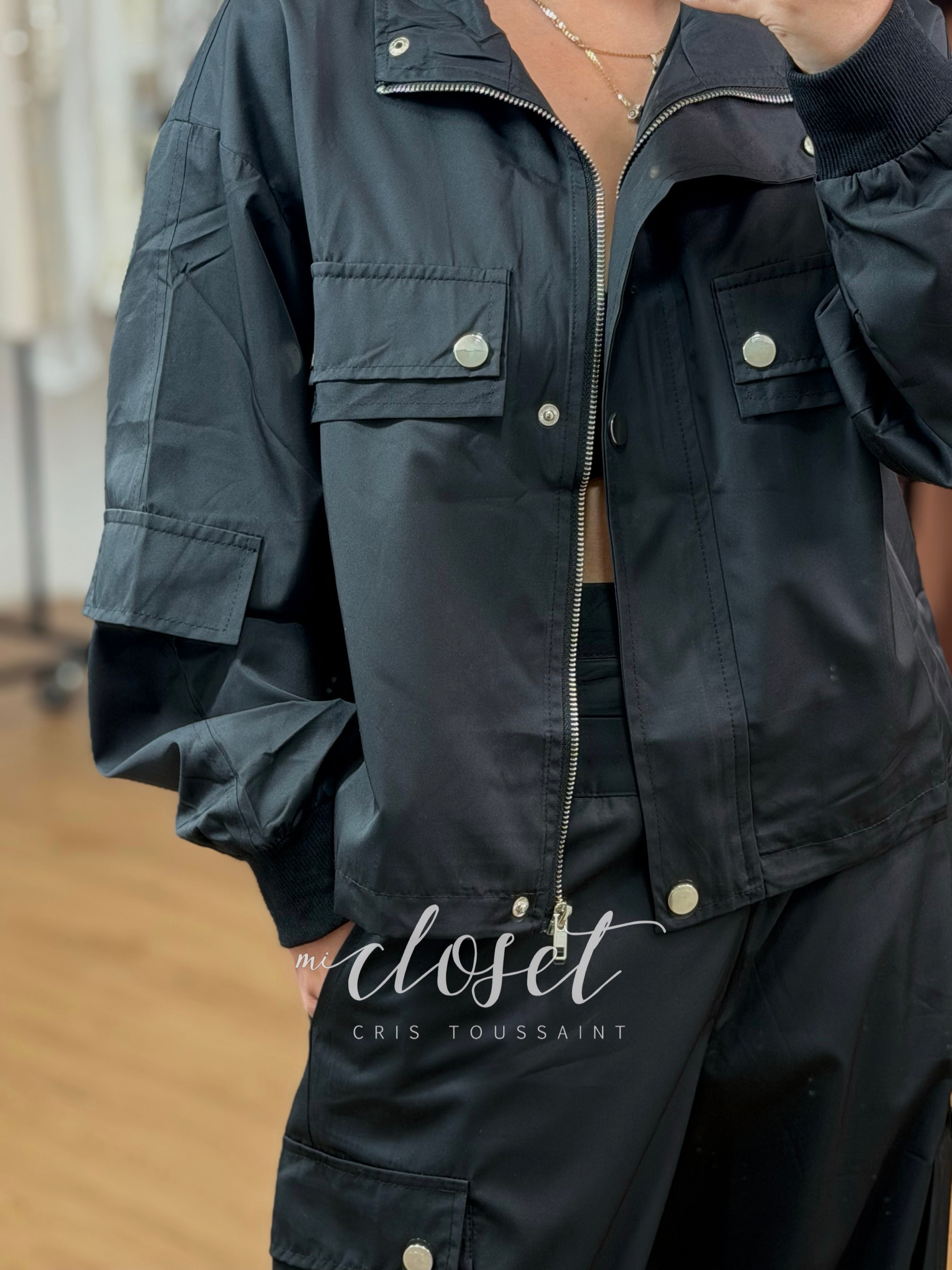 CONJUNTO TIPO IMPERMEABLE DE CHAMARRA Y PANTALÓN