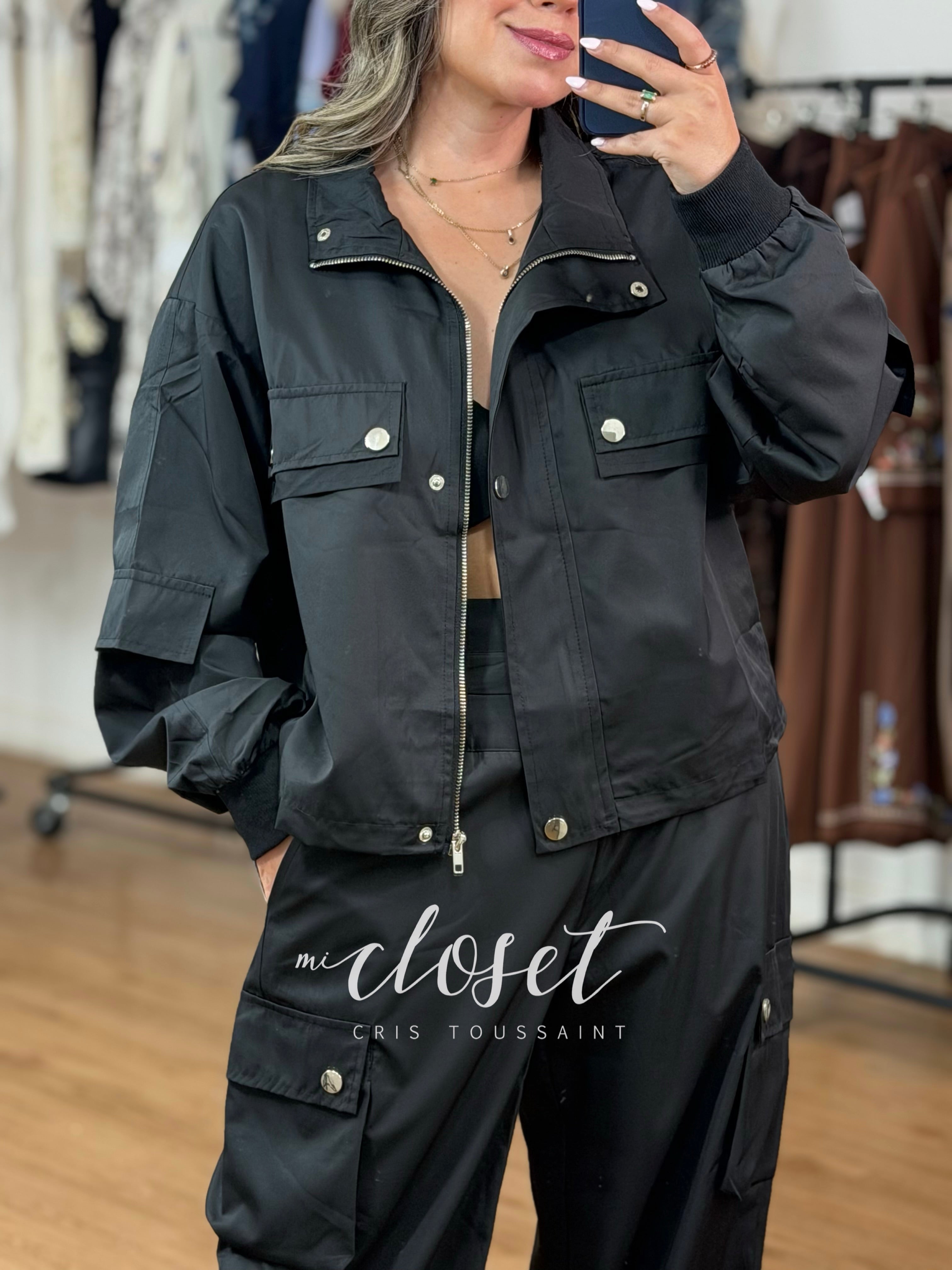 CONJUNTO TIPO IMPERMEABLE DE CHAMARRA Y PANTALÓN