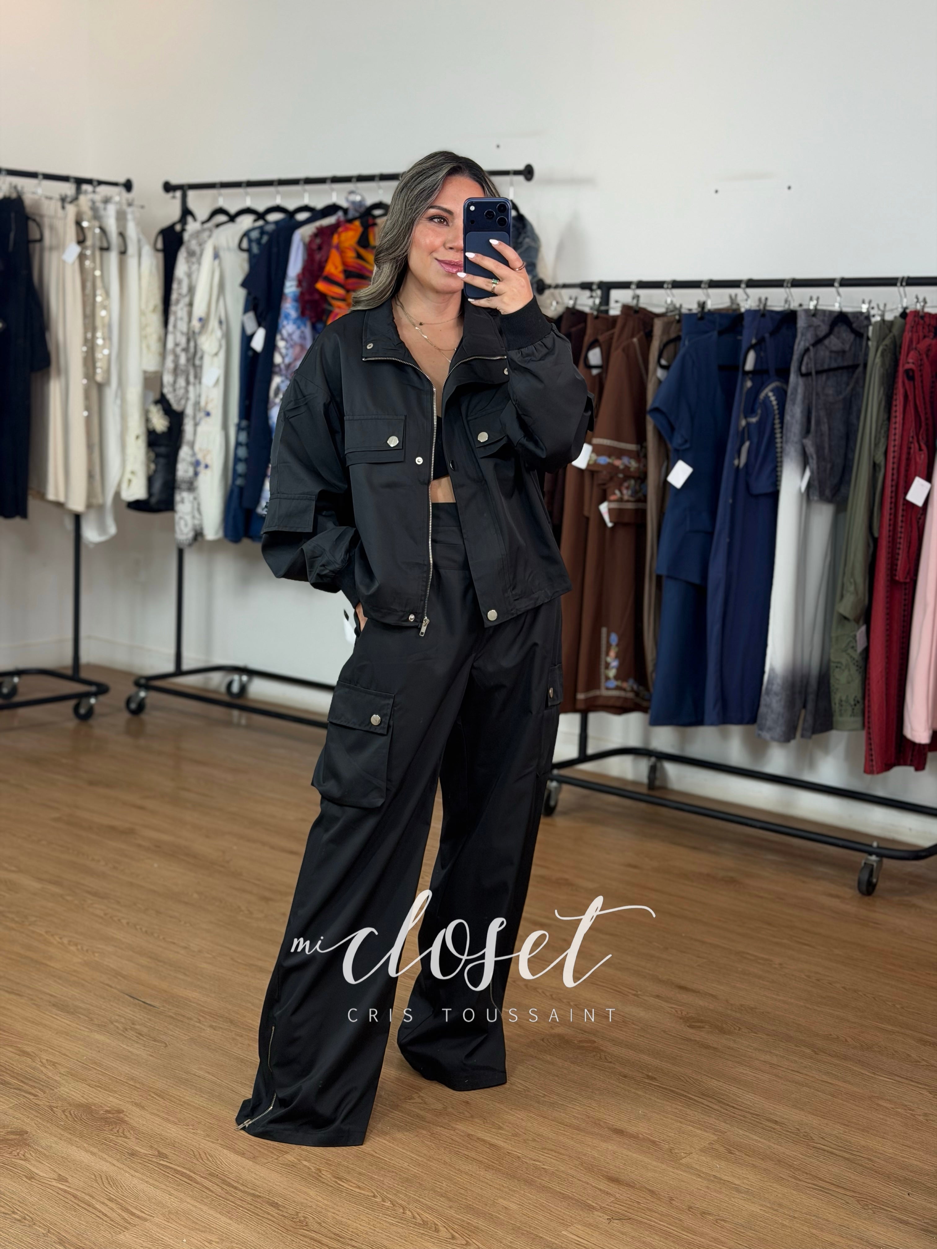 CONJUNTO TIPO IMPERMEABLE DE CHAMARRA Y PANTALÓN