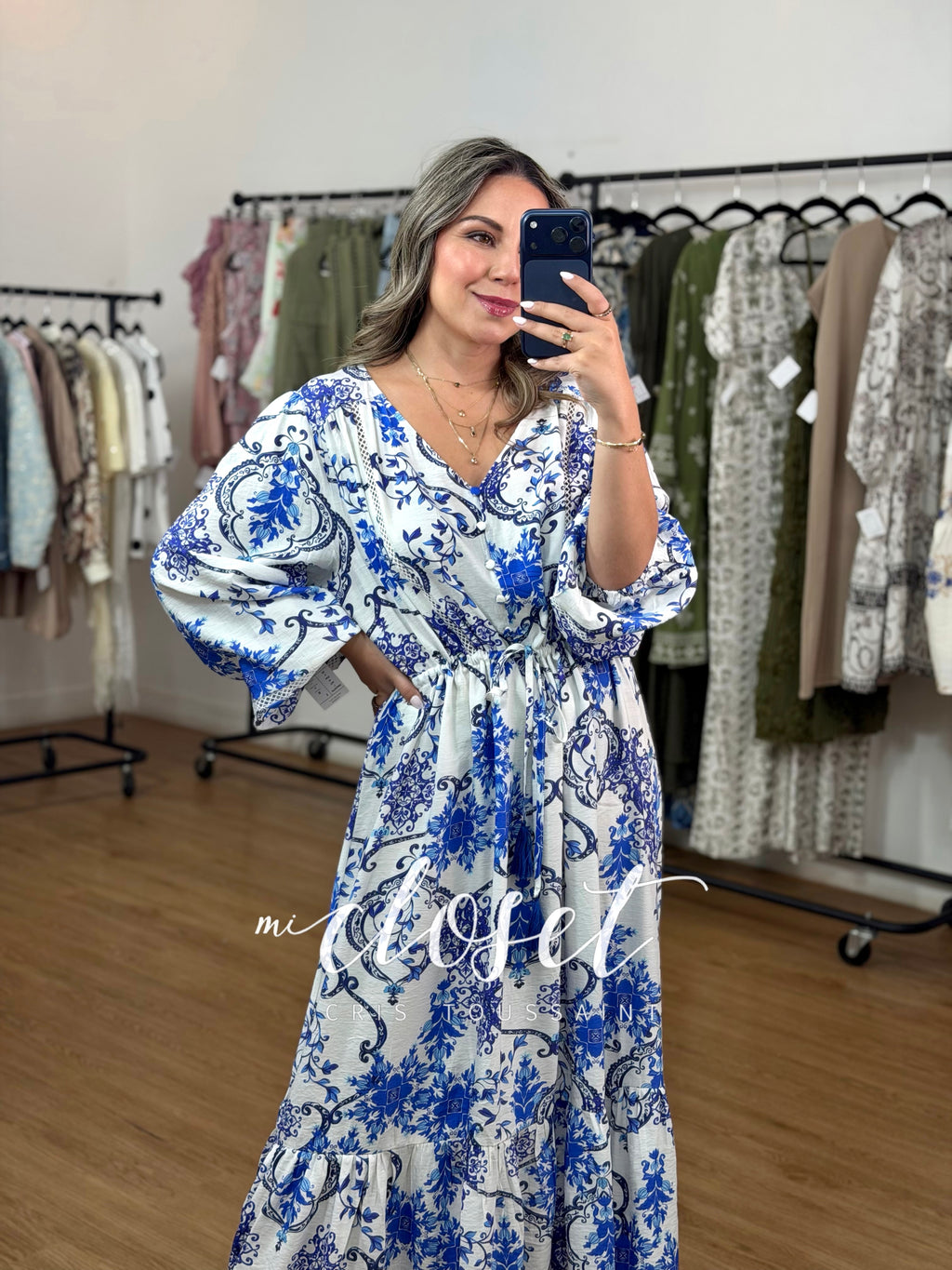 VESTIDO TIPO BLUSÓN LIGERO, CON CUELLO V, BOTONES AL FRENTE, CINTAS AJUSTABLES EN CINTURA Y MANGA GLOBO