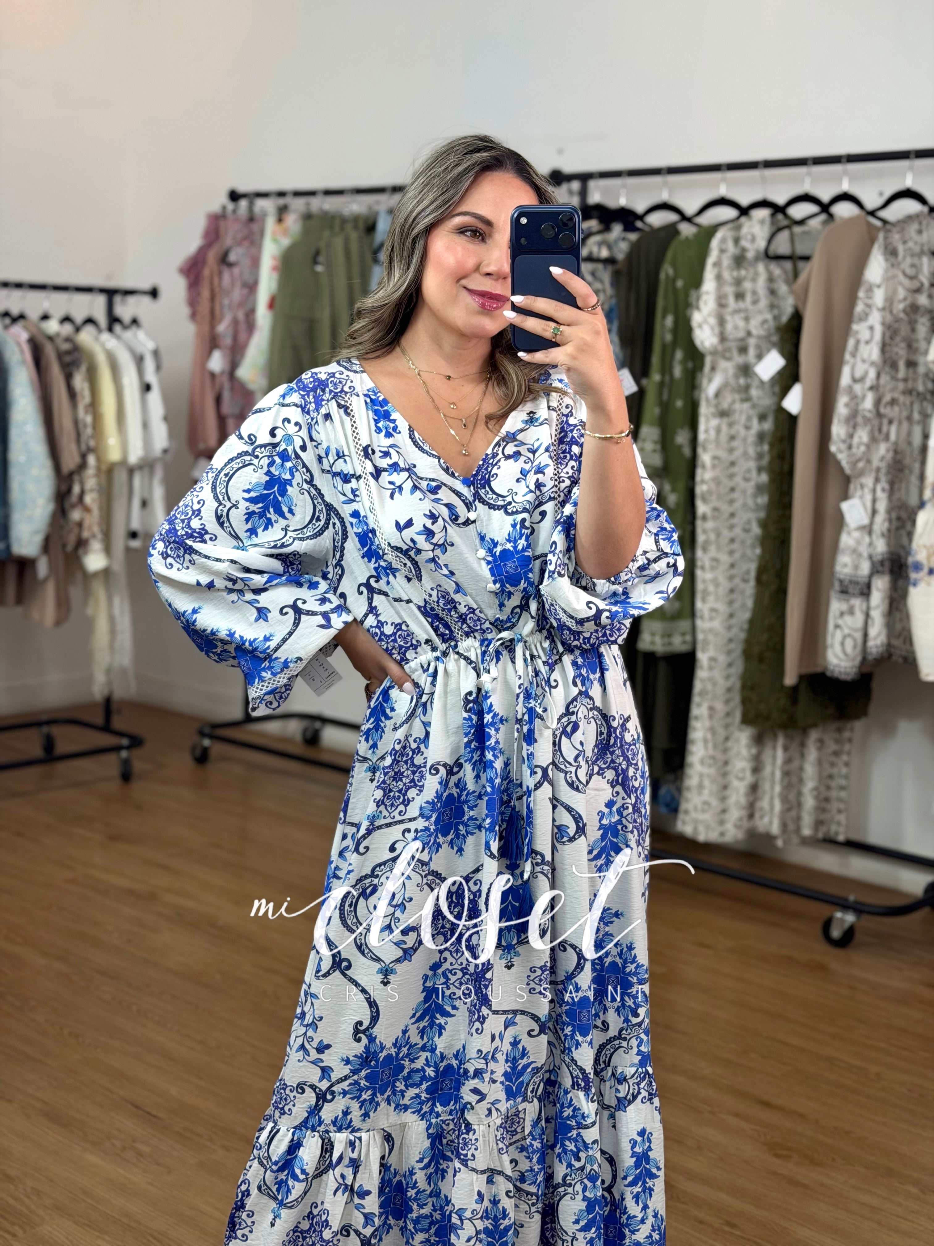 VESTIDO TIPO BLUSÓN LIGERO, CON CUELLO V, BOTONES AL FRENTE, CINTAS AJUSTABLES EN CINTURA Y MANGA GLOBO