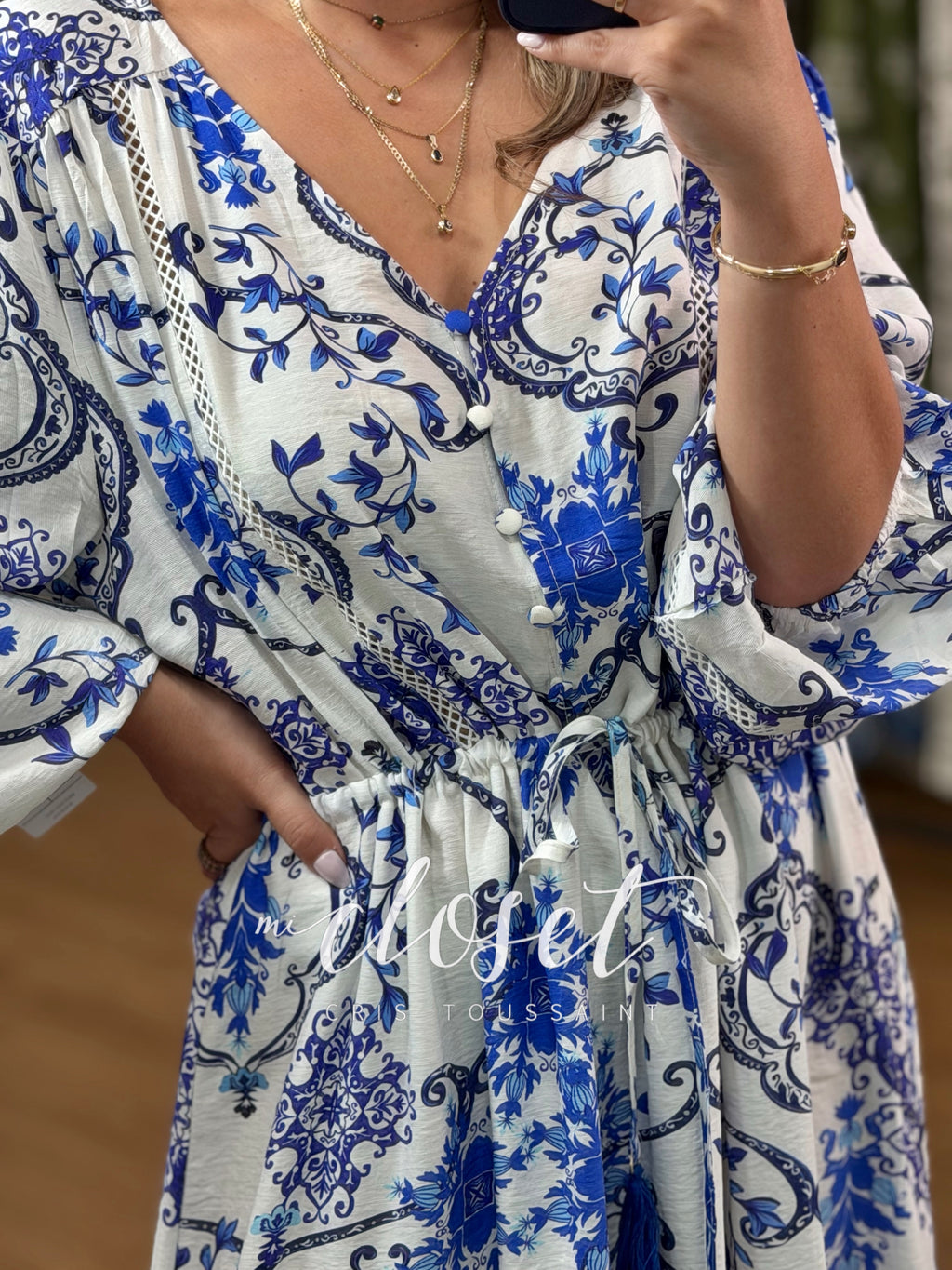 VESTIDO TIPO BLUSÓN LIGERO, CON CUELLO V, BOTONES AL FRENTE, CINTAS AJUSTABLES EN CINTURA Y MANGA GLOBO